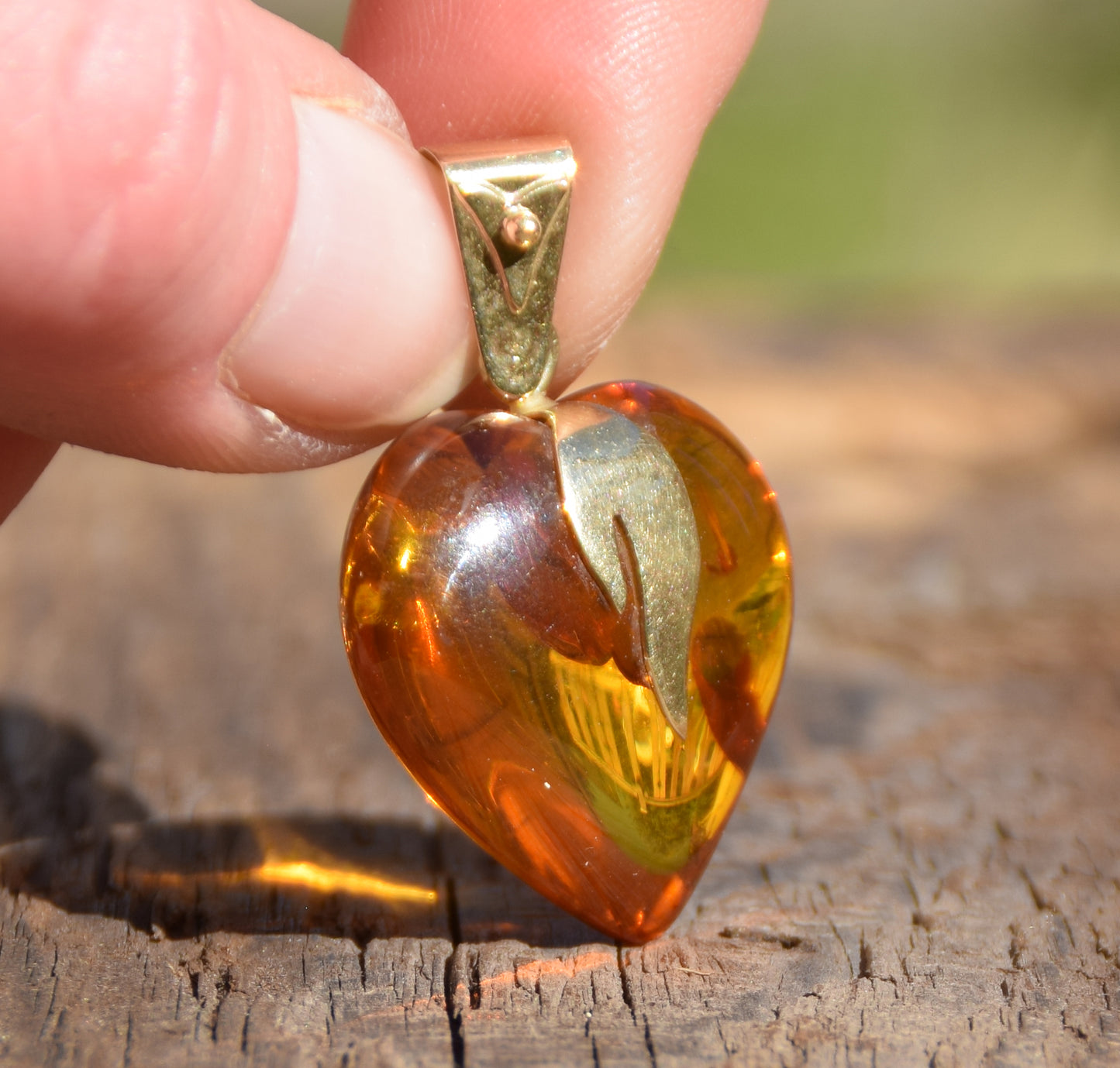 Large heart pendant with flame in cognac-colored natural Amber and 18k Gold-plated Silver, MJ Baltica, BZW075
