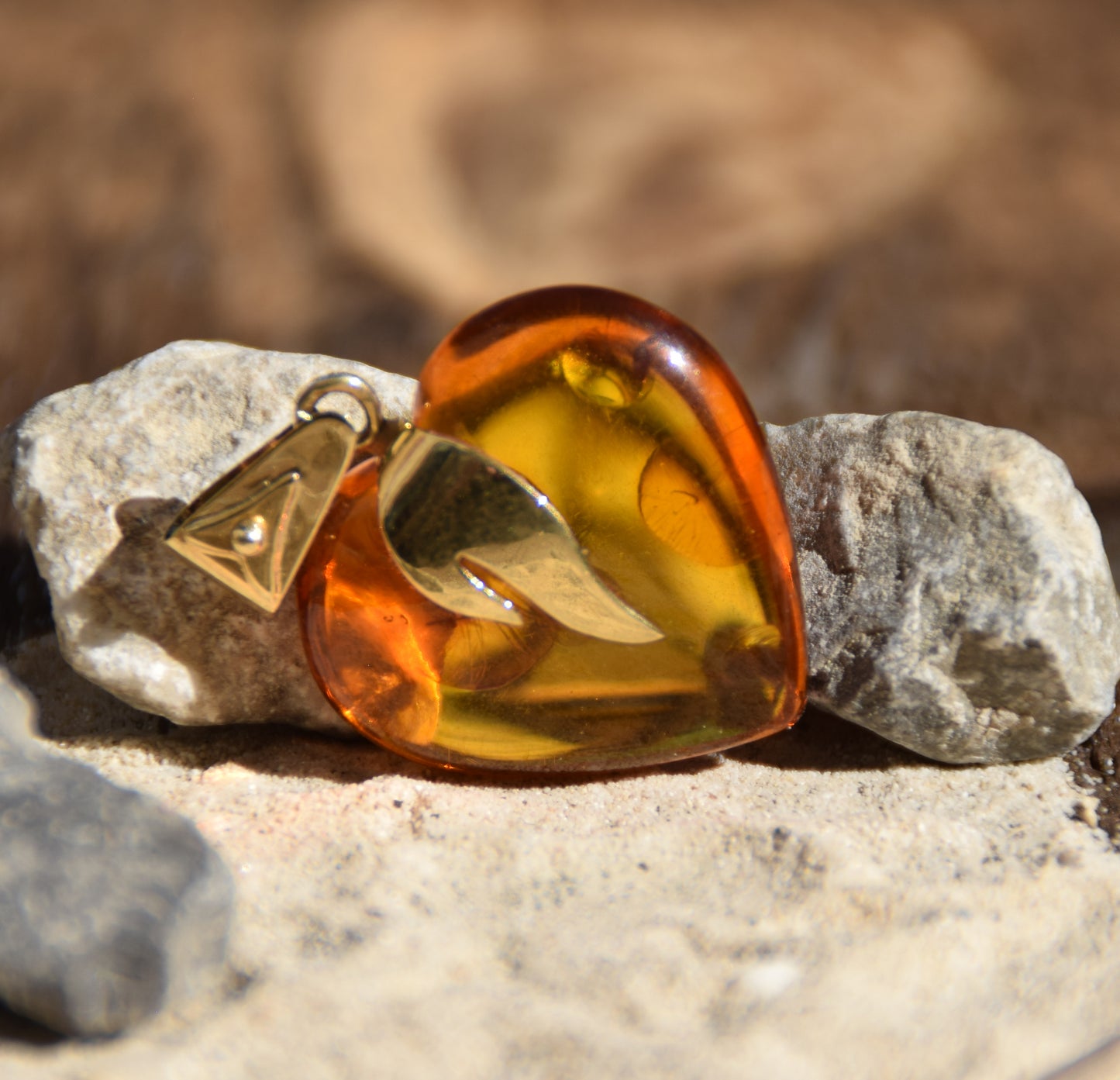 Large heart pendant with flame in cognac-colored natural Amber and 18k Gold-plated Silver, MJ Baltica, BZW075