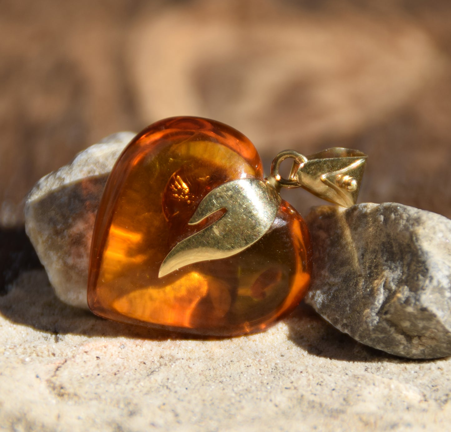 Large heart pendant with flame in cognac-colored natural Amber and 18k Gold-plated Silver, MJ Baltica, BZW075