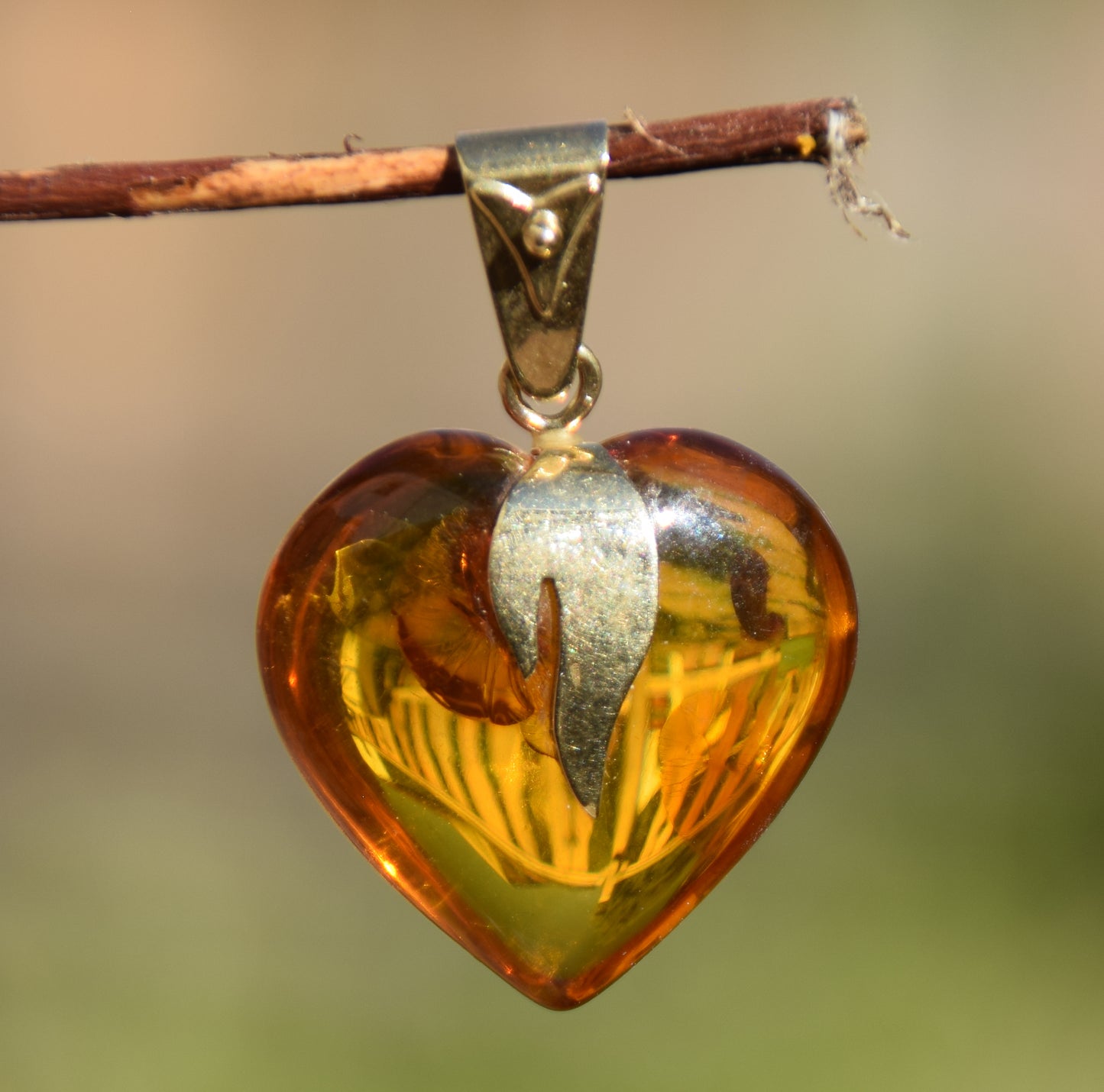 Large heart pendant with flame in cognac-colored natural Amber and 18k Gold-plated Silver, MJ Baltica, BZW075