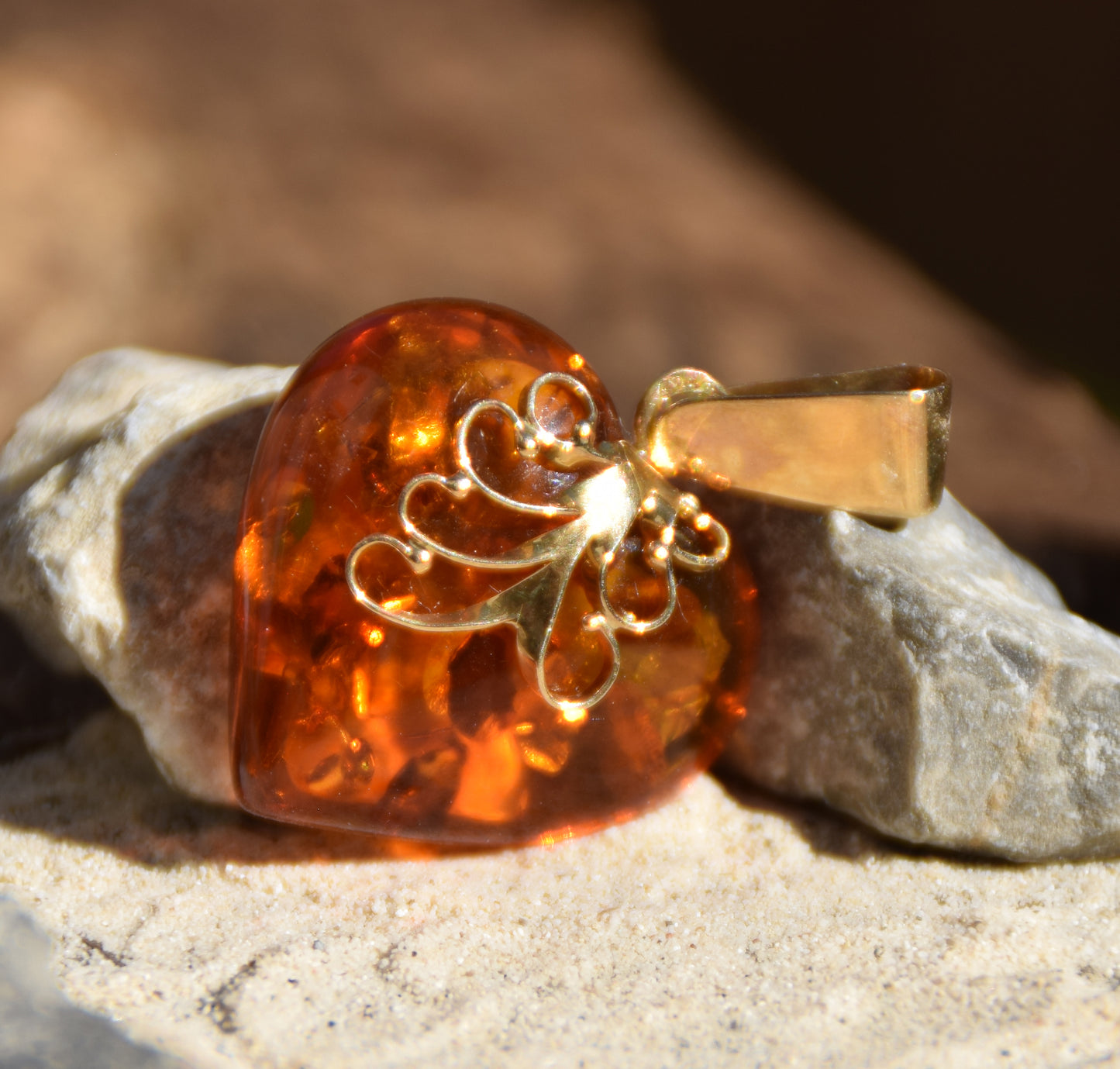Romantic pendant with large cognac-colored natural amber heart and 18k gold-plated silver, MJ Baltica, BZW077