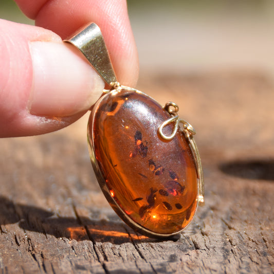 Vintage style pendant with natural cognac amber and 18k gold-plated 925 silver, MJ Baltica, BZW089