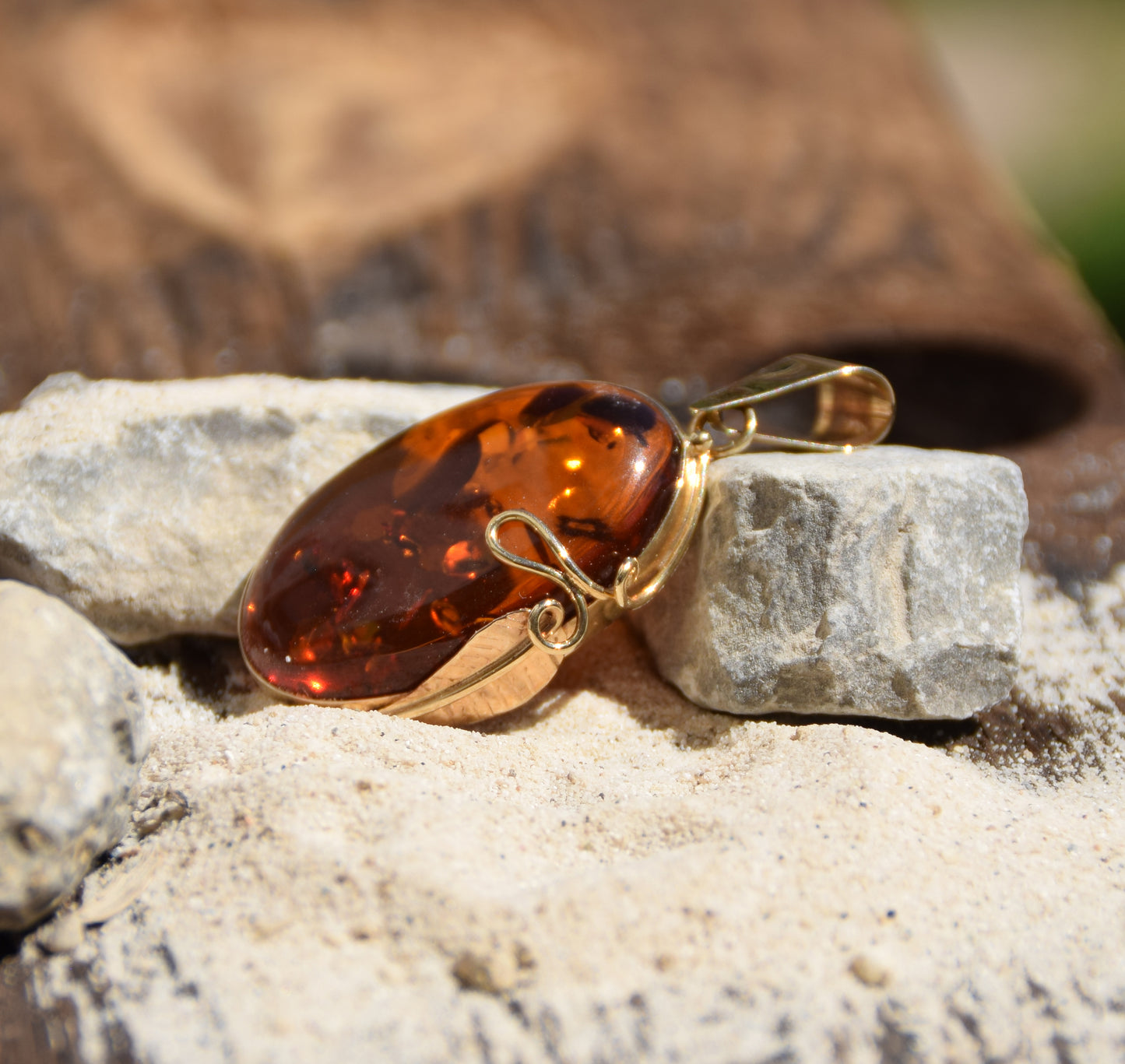 Vintage style pendant with natural cognac amber and 18k gold-plated 925 silver, MJ Baltica, BZW089