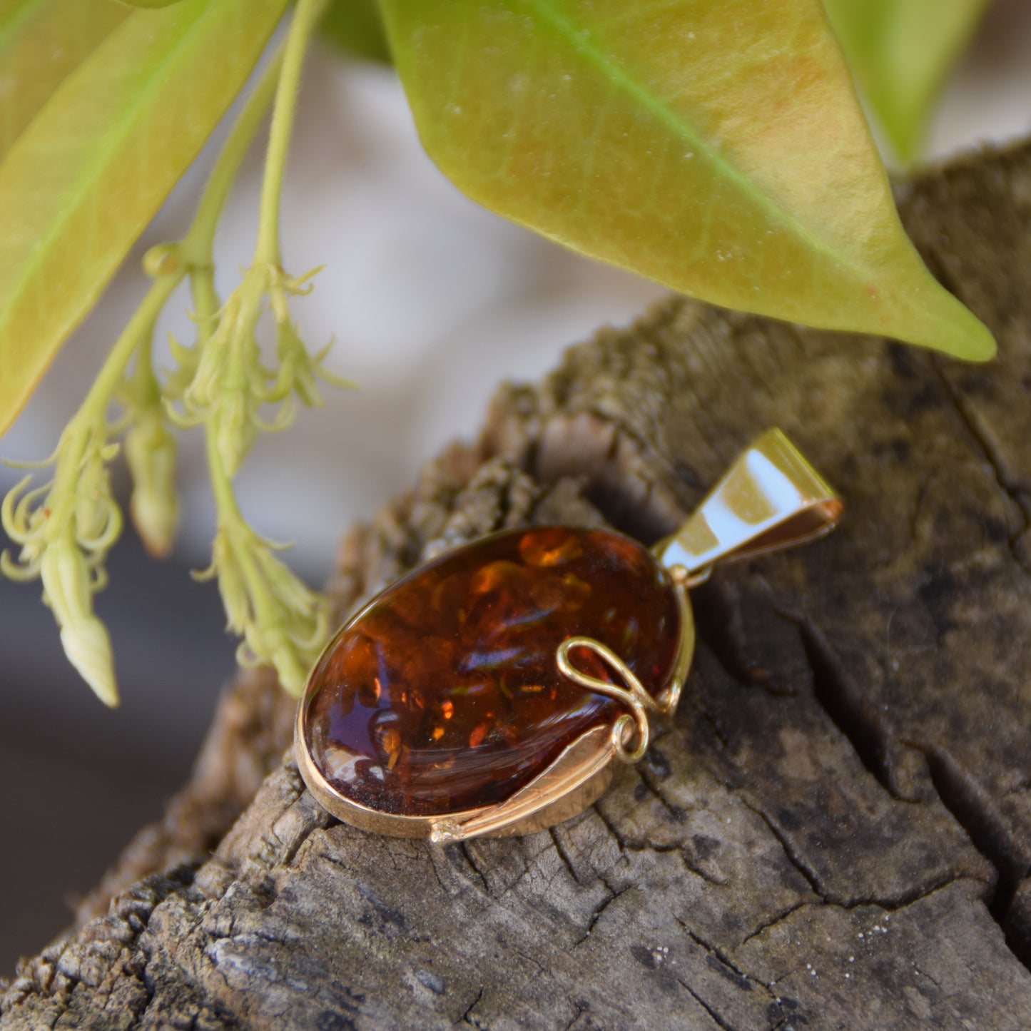 Vintage style pendant with natural cognac amber and 18k gold-plated 925 silver, MJ Baltica, BZW089