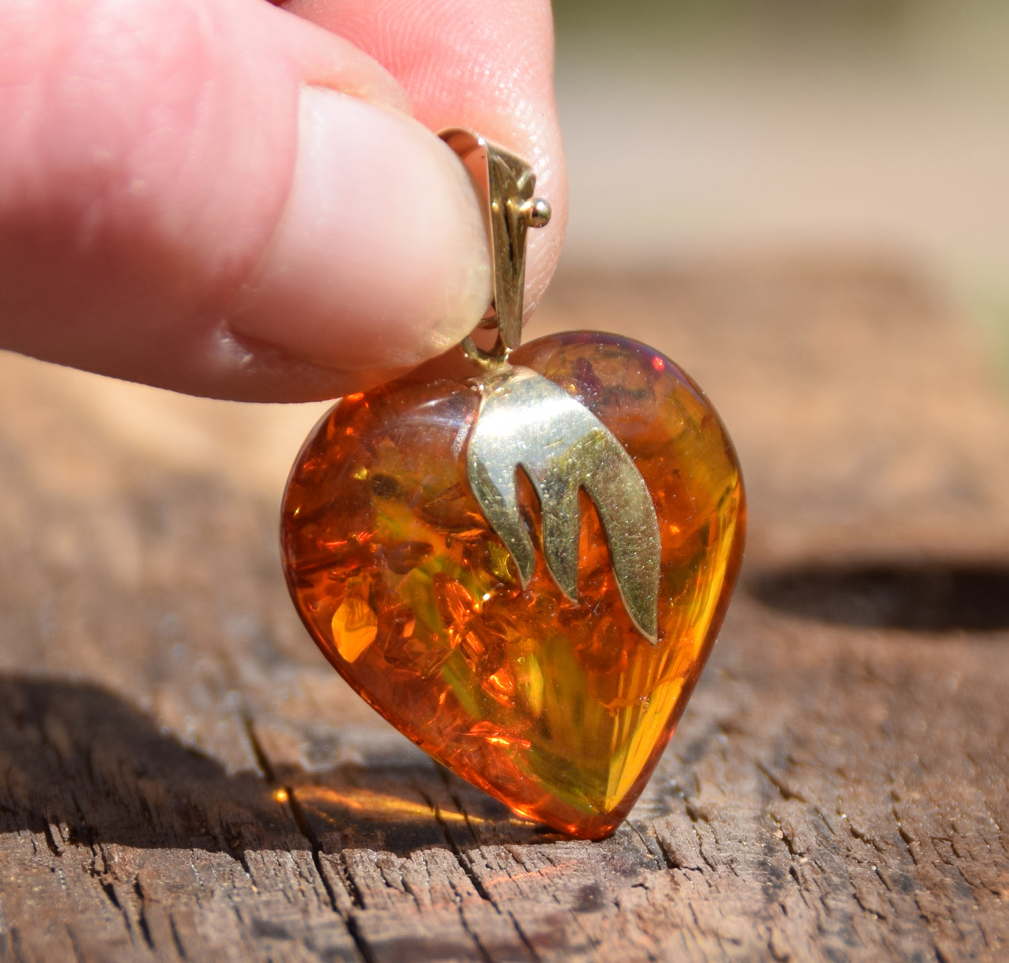 Large heart pendant in cognac-colored natural Amber and 18k Gold-plated Sterling Silver, MJ Baltica, BZW091