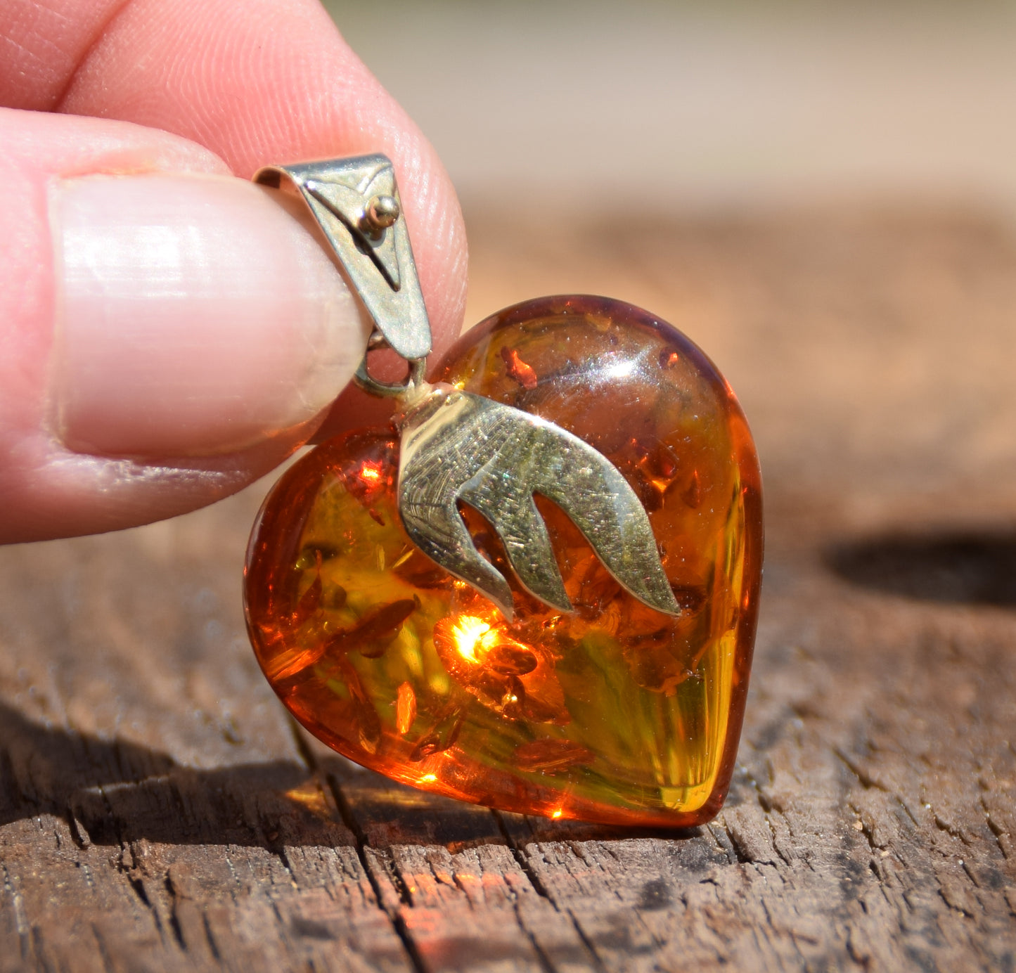 Large heart pendant in cognac-colored natural Amber and 18k Gold-plated Sterling Silver, MJ Baltica, BZW091