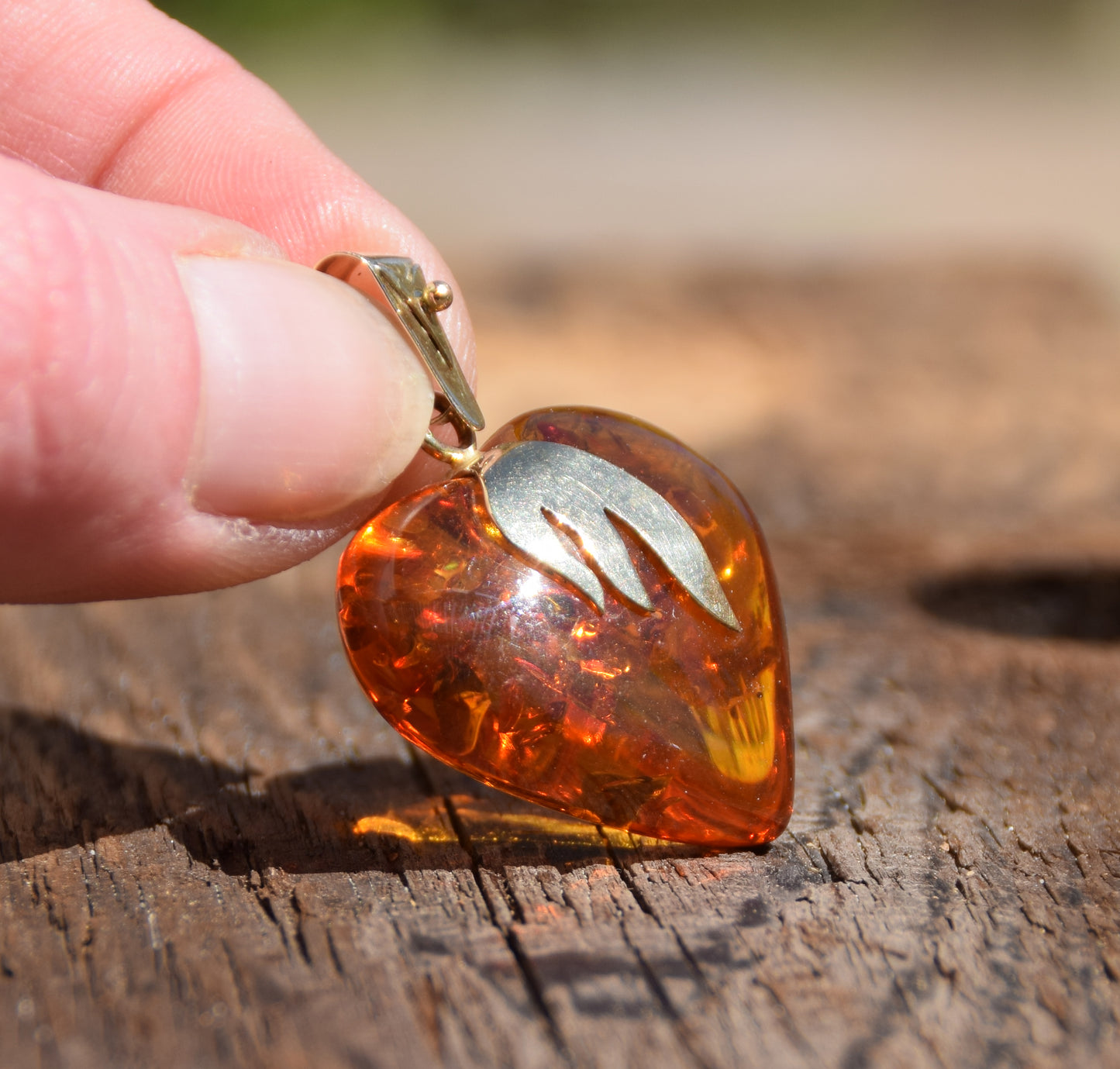 Large heart pendant in cognac-colored natural Amber and 18k Gold-plated Sterling Silver, MJ Baltica, BZW091