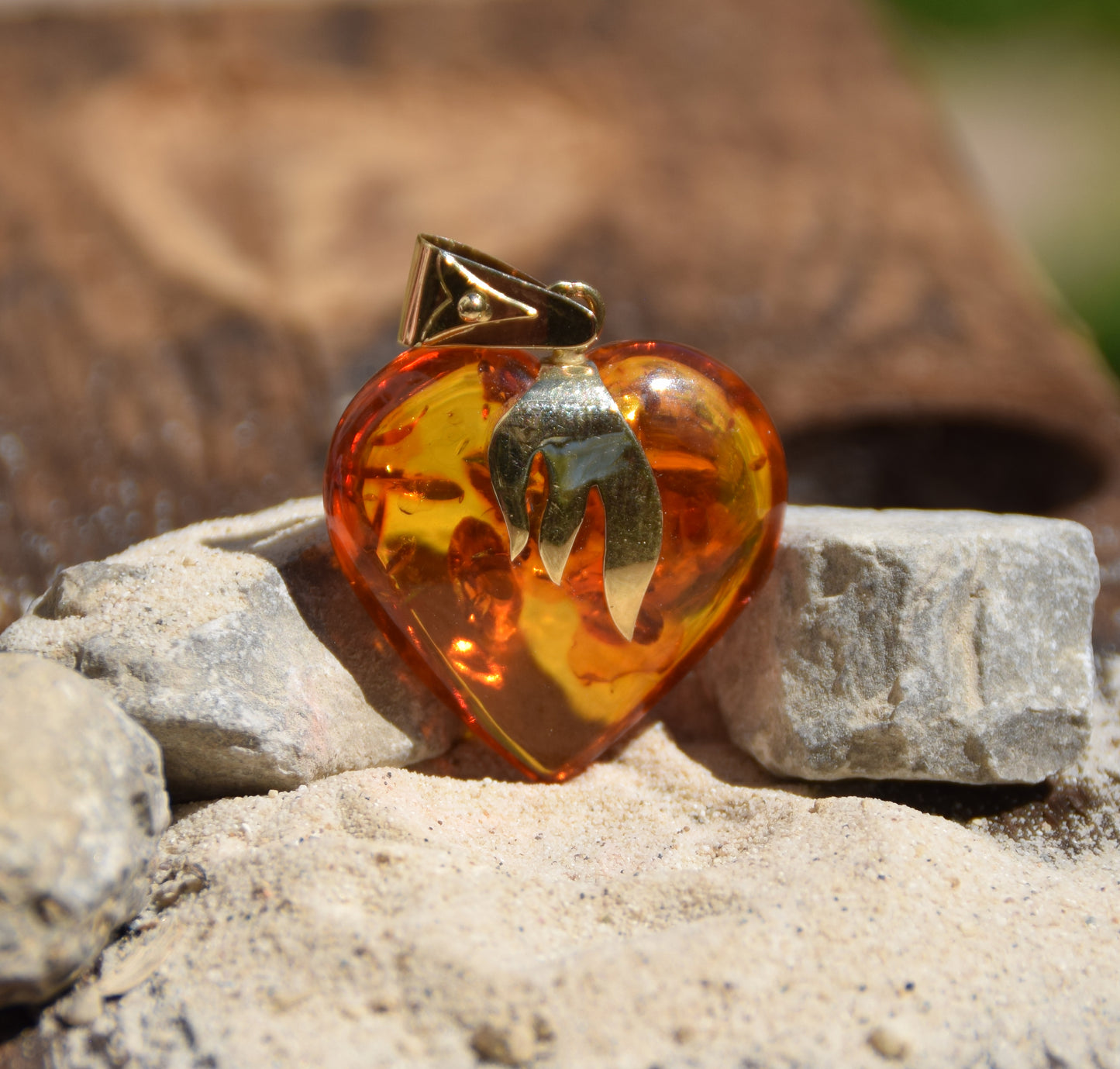 Large heart pendant in cognac-colored natural Amber and 18k Gold-plated Sterling Silver, MJ Baltica, BZW091