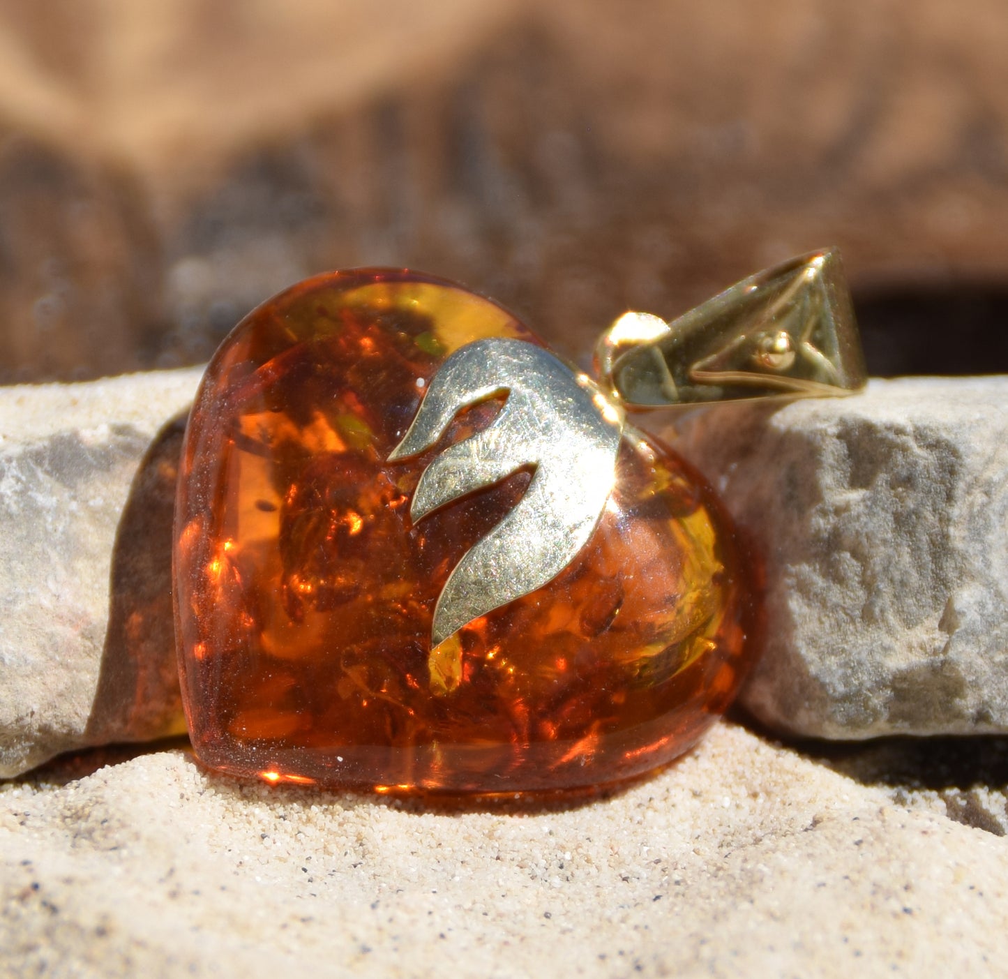 Large heart pendant in cognac-colored natural Amber and 18k Gold-plated Sterling Silver, MJ Baltica, BZW091