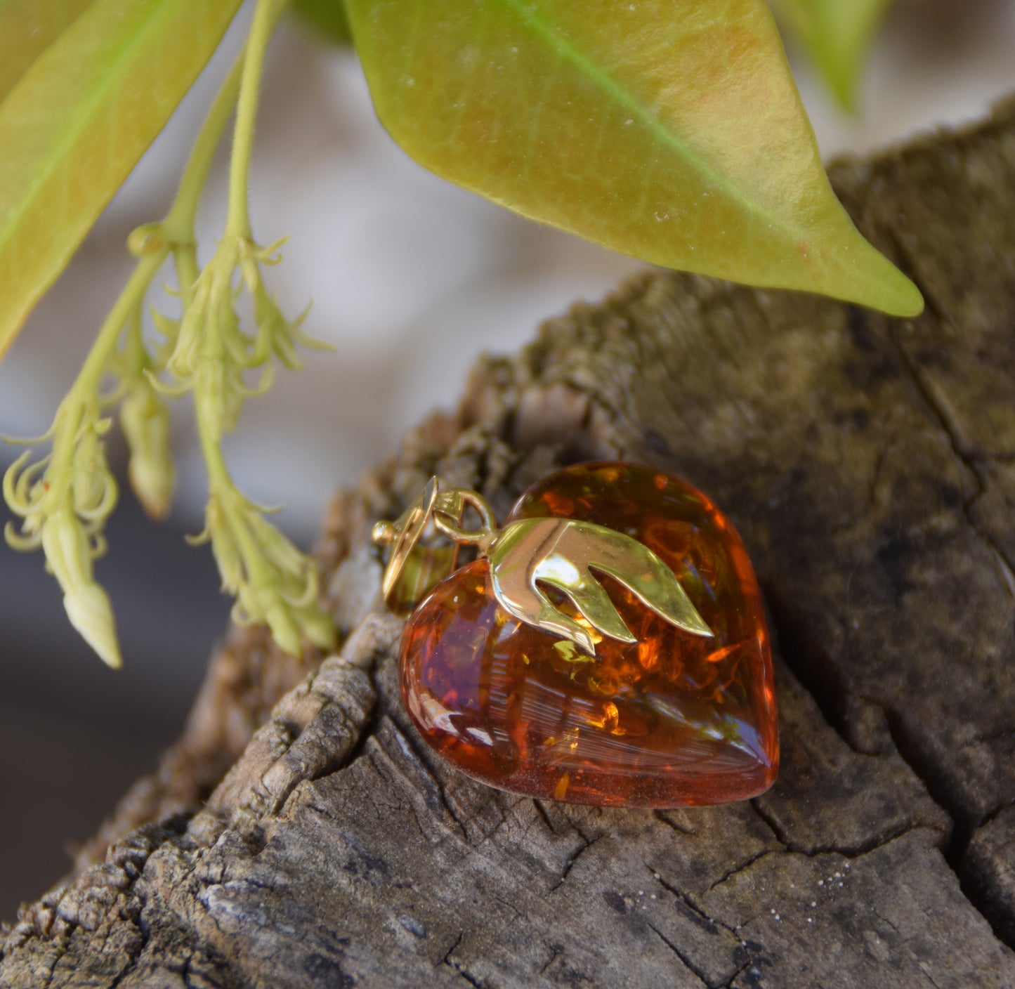 Large heart pendant in cognac-colored natural Amber and 18k Gold-plated Sterling Silver, MJ Baltica, BZW091