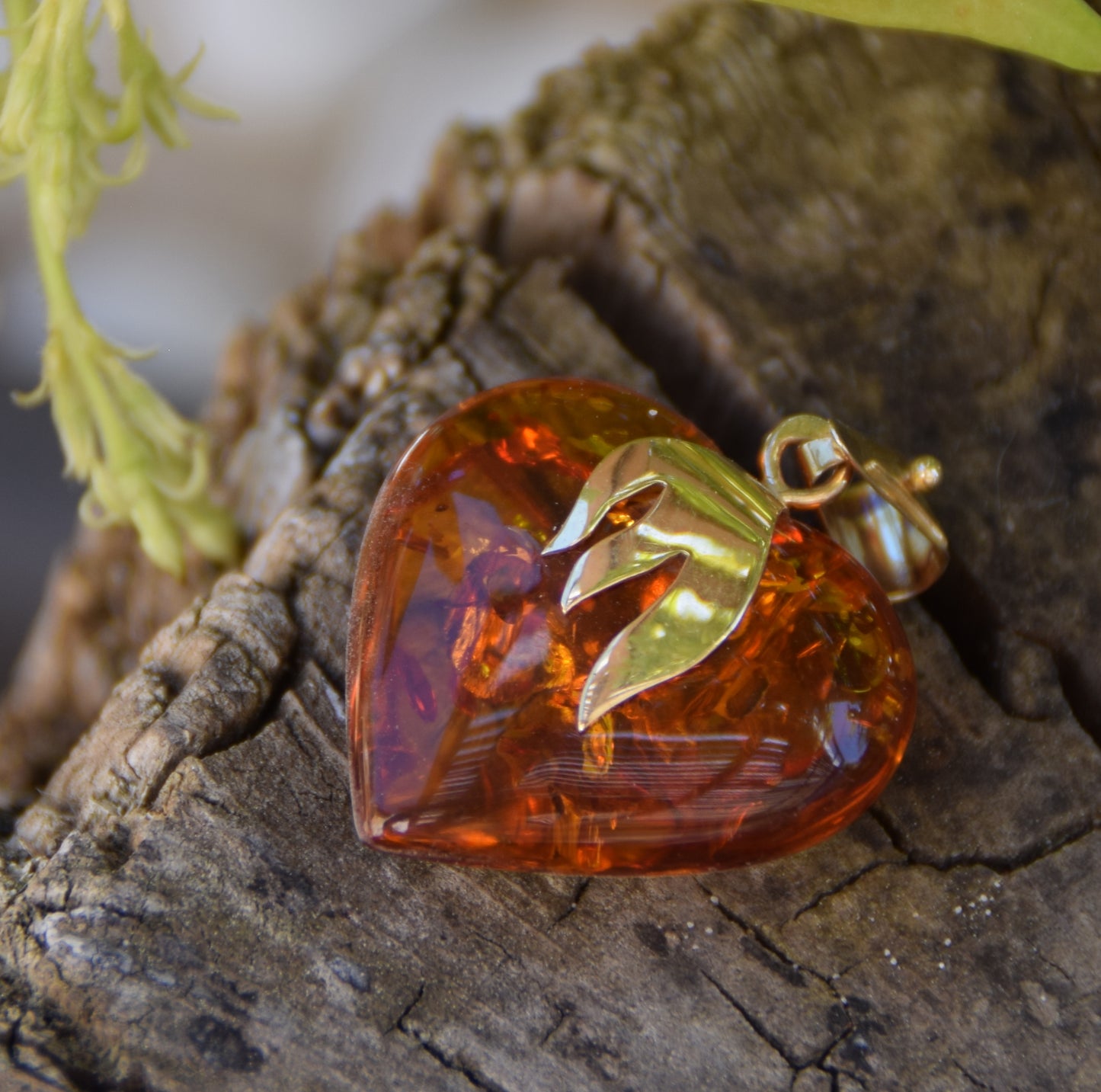 Large heart pendant in cognac-colored natural Amber and 18k Gold-plated Sterling Silver, MJ Baltica, BZW091