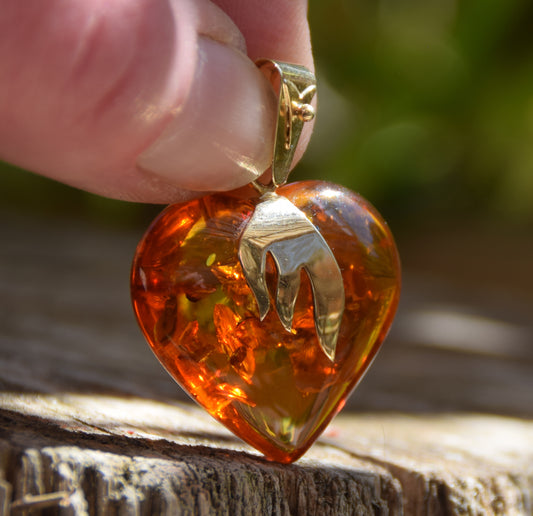 Large heart pendant in cognac-colored natural Amber and 18k Gold-plated Sterling Silver, MJ Baltica, BZW091