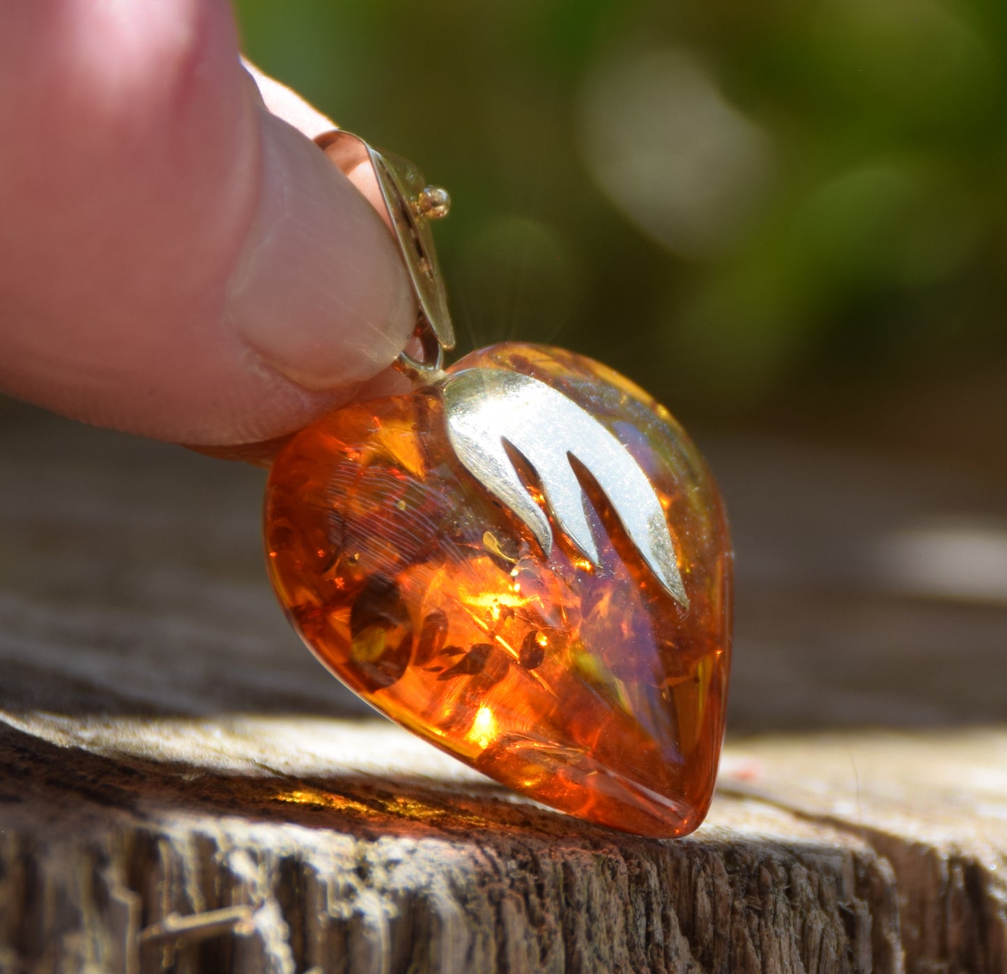 Large heart pendant in cognac-colored natural Amber and 18k Gold-plated Sterling Silver, MJ Baltica, BZW091