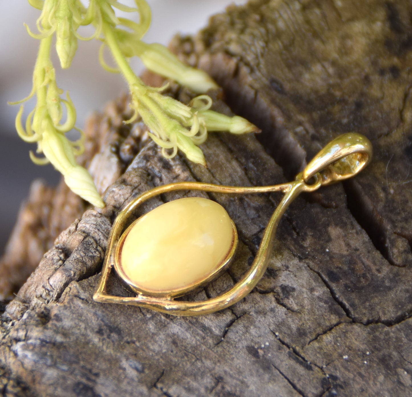 Elegant drop-shaped pendant in natural Imperial Amber and 18k Gold-plated 925 Sterling Silver, MJ Baltica, BZW097