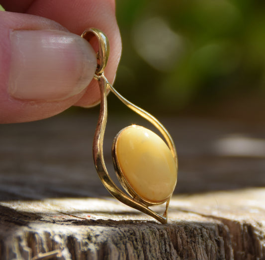 Elegant drop-shaped pendant in natural Imperial Amber and 18k Gold-plated 925 Sterling Silver, MJ Baltica, BZW097