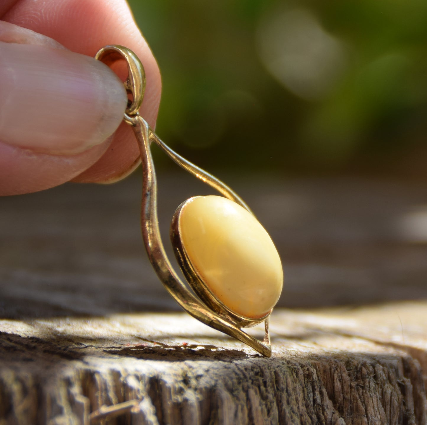 Elegant drop-shaped pendant in natural Imperial Amber and 18k Gold-plated 925 Sterling Silver, MJ Baltica, BZW097