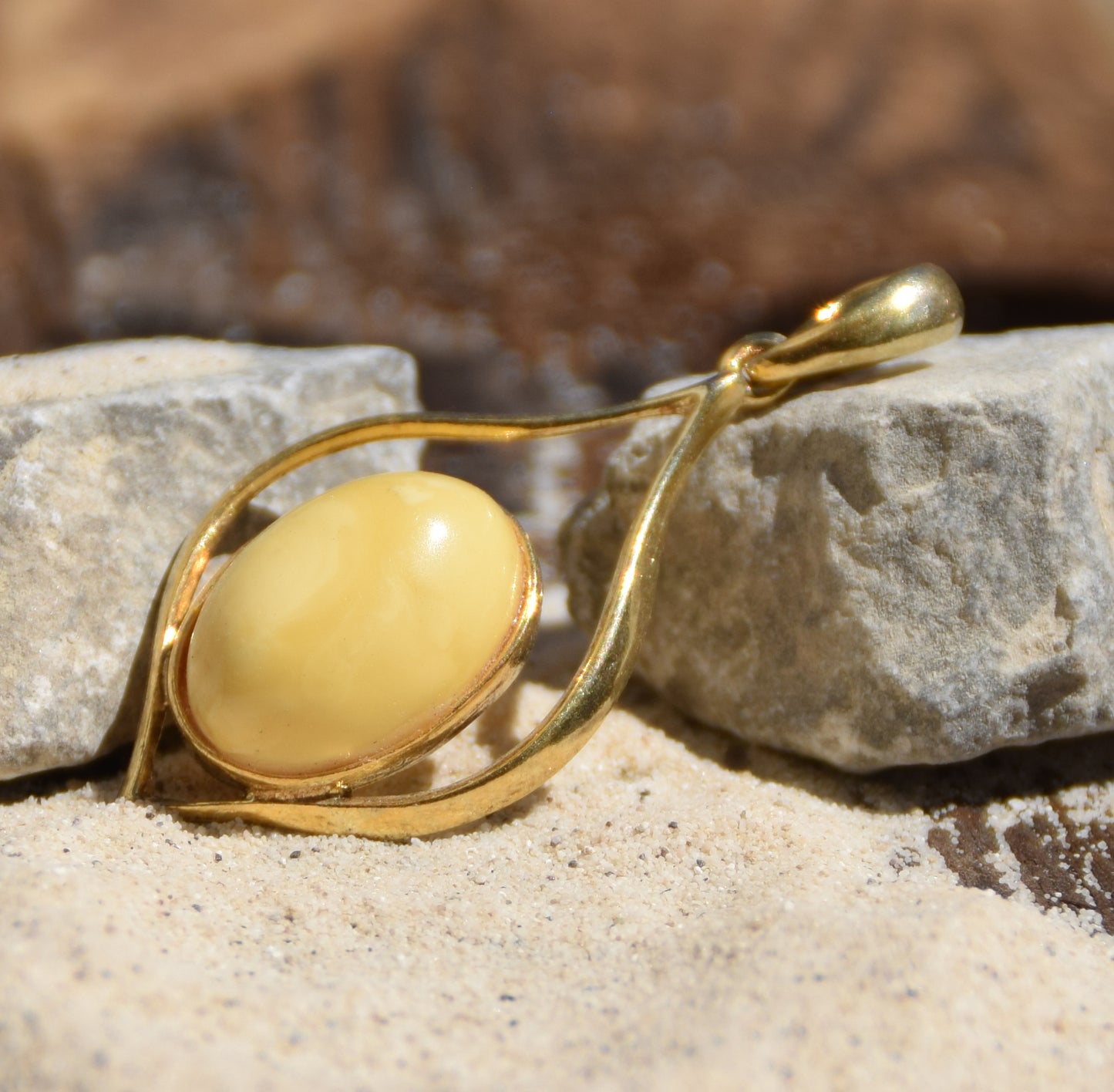 Elegant drop-shaped pendant in natural Imperial Amber and 18k Gold-plated 925 Sterling Silver, MJ Baltica, BZW097