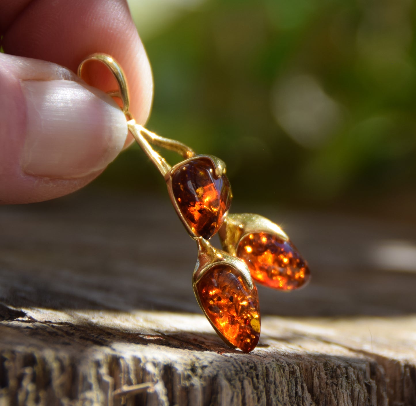 Ciondolo a forma di ramo con Ambra naturale color cognac e Argento 925 placcato in Oro 18k, MJ Baltica, BZW098
