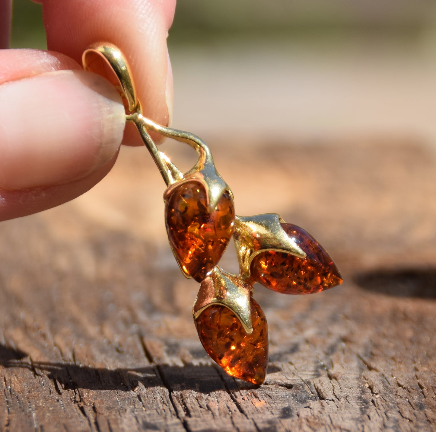 Ciondolo a forma di ramo con Ambra naturale color cognac e Argento 925 placcato in Oro 18k, MJ Baltica, BZW098