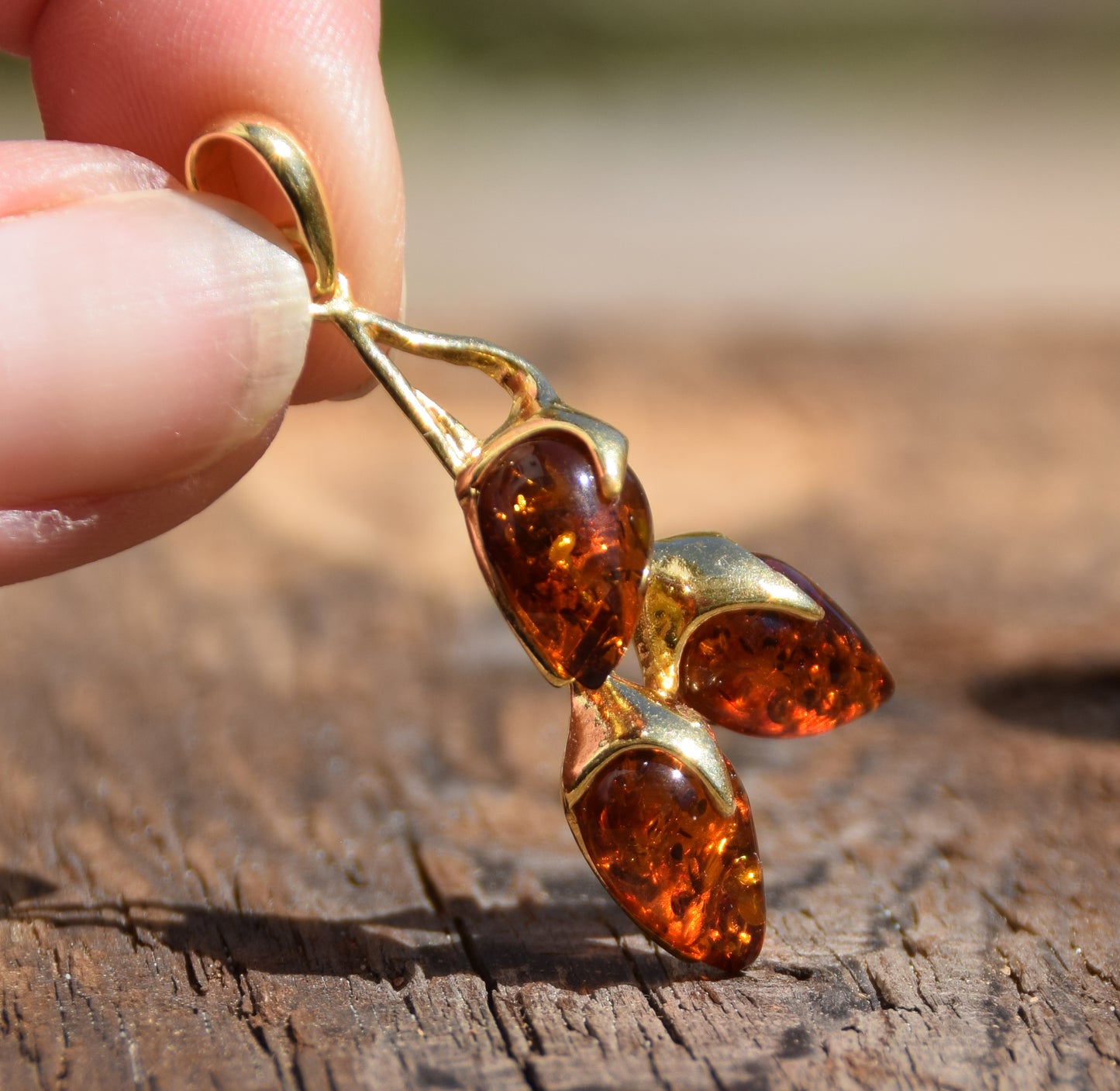 Ciondolo a forma di ramo con Ambra naturale color cognac e Argento 925 placcato in Oro 18k, MJ Baltica, BZW098