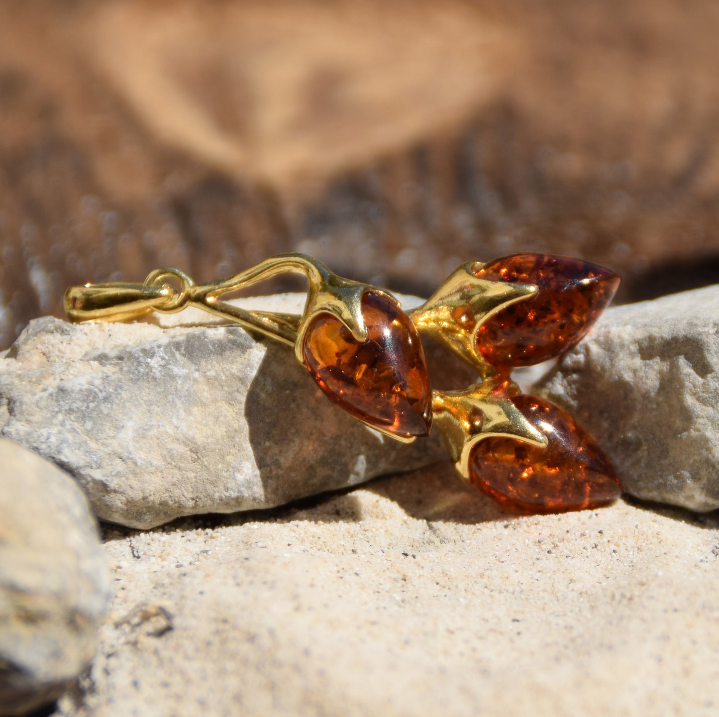 Ciondolo a forma di ramo con Ambra naturale color cognac e Argento 925 placcato in Oro 18k, MJ Baltica, BZW098