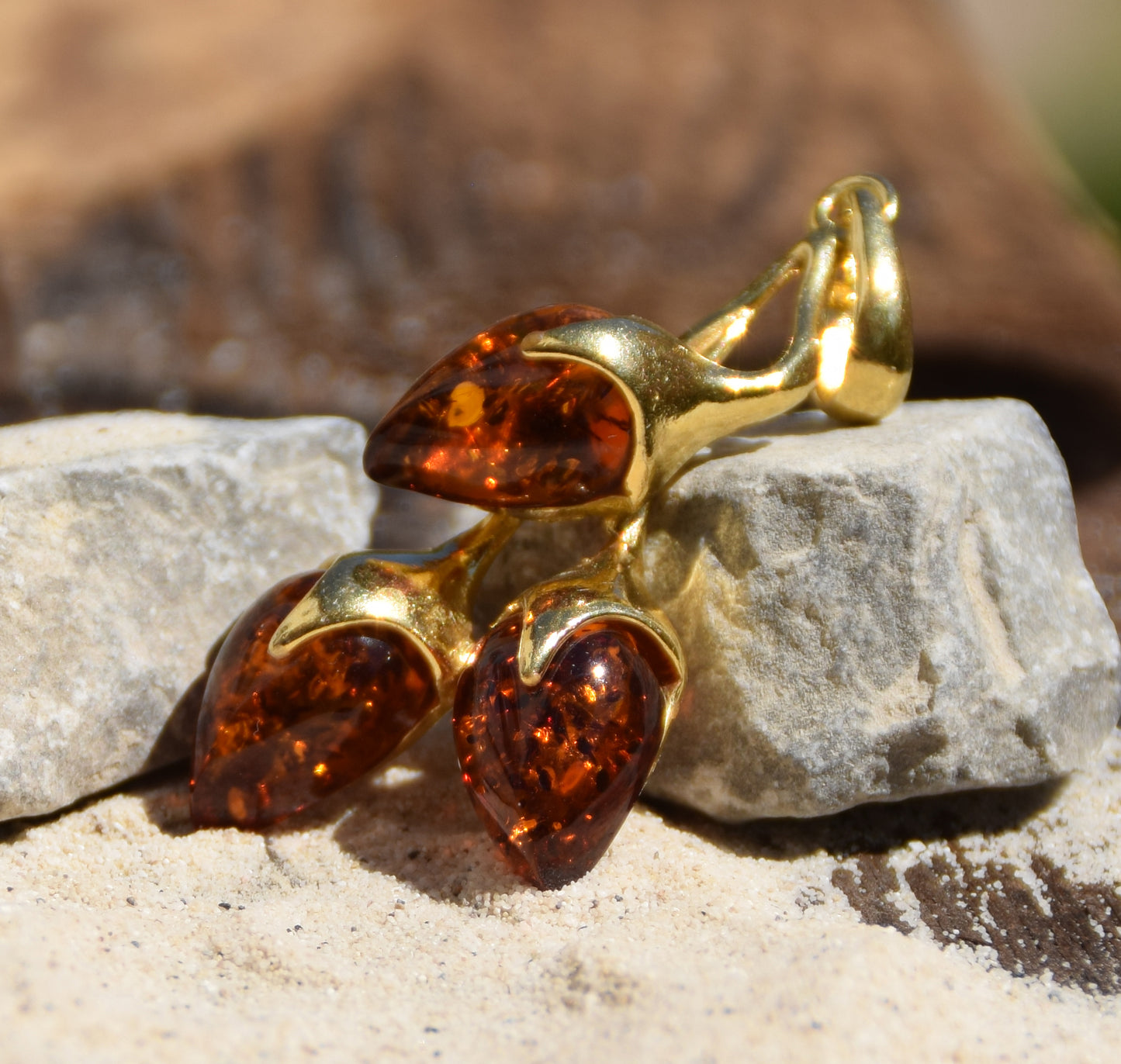 Ciondolo a forma di ramo con Ambra naturale color cognac e Argento 925 placcato in Oro 18k, MJ Baltica, BZW098