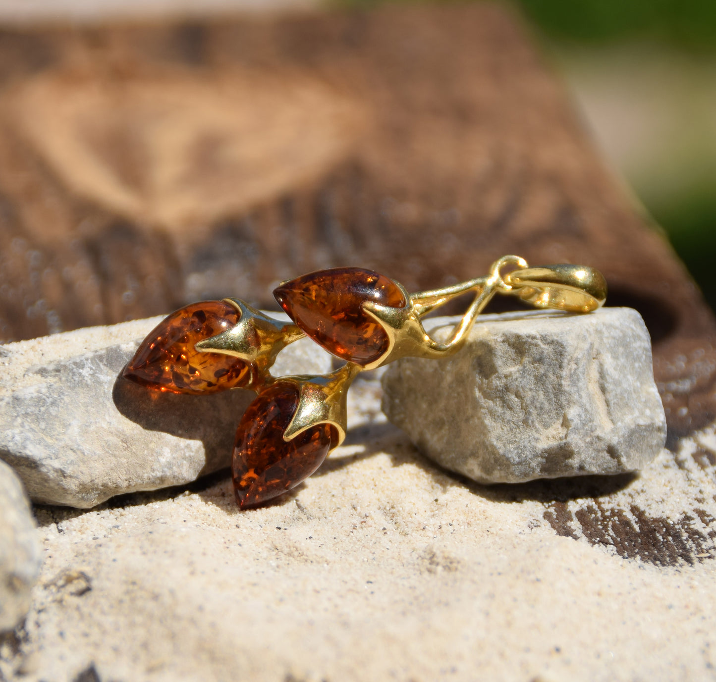 Ciondolo a forma di ramo con Ambra naturale color cognac e Argento 925 placcato in Oro 18k, MJ Baltica, BZW098