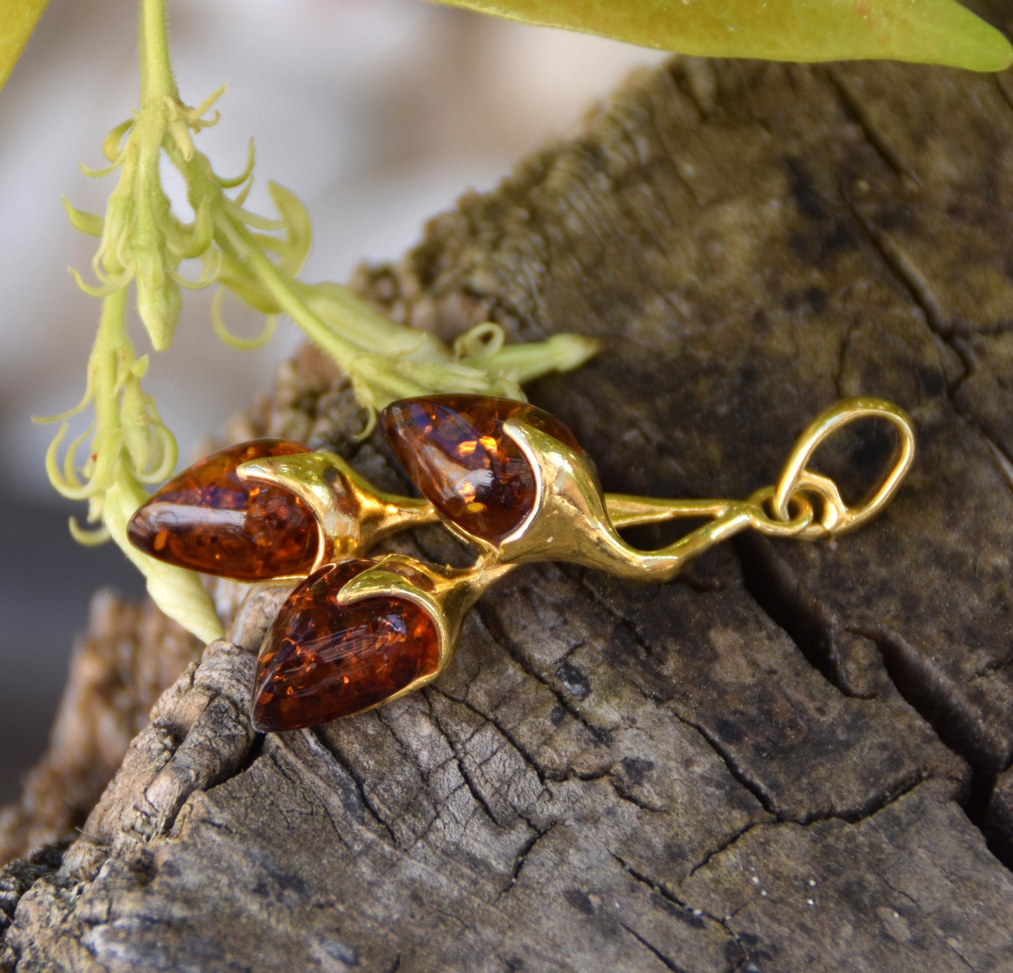 Ciondolo a forma di ramo con Ambra naturale color cognac e Argento 925 placcato in Oro 18k, MJ Baltica, BZW098