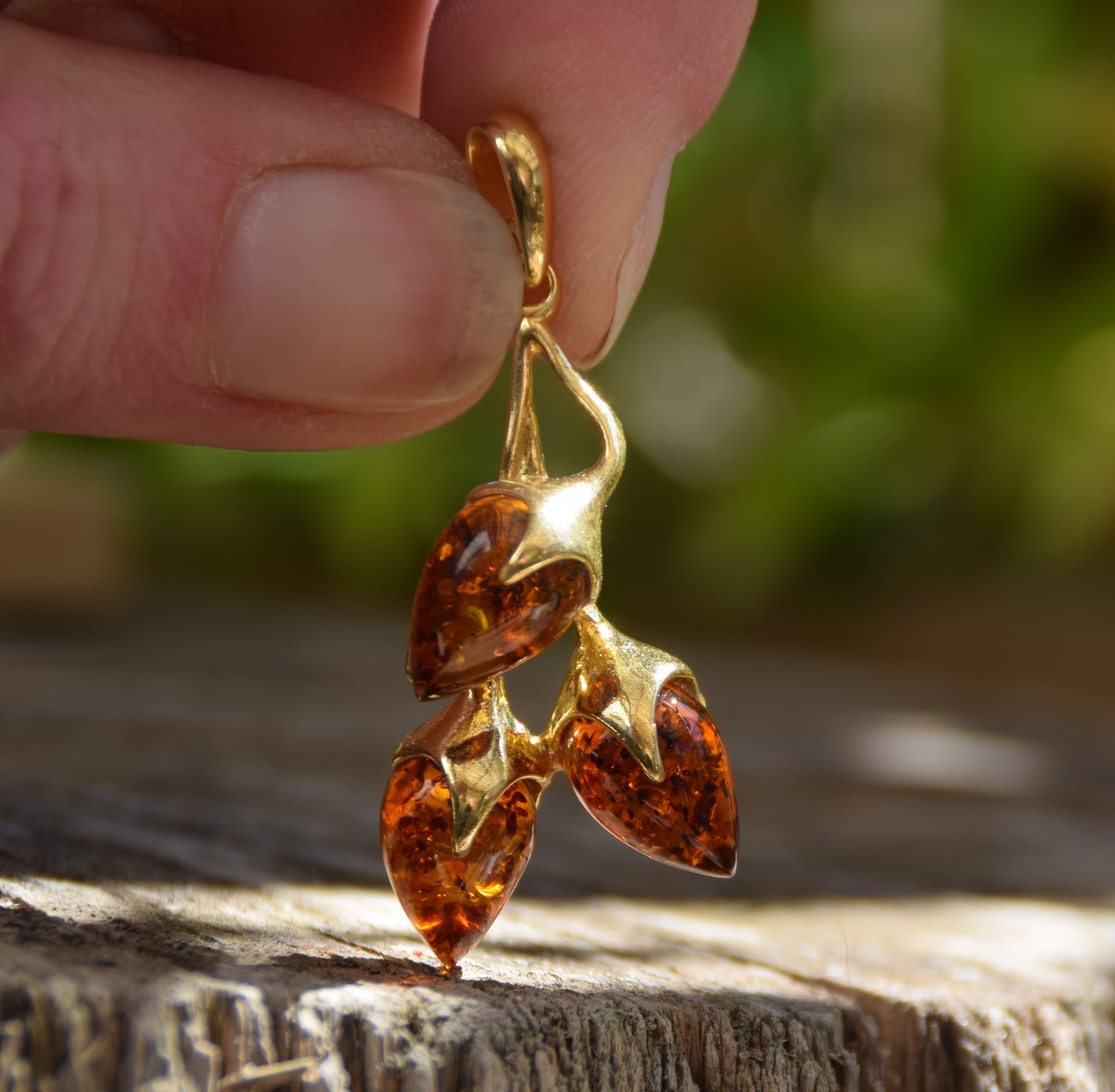 Ciondolo a forma di ramo con Ambra naturale color cognac e Argento 925 placcato in Oro 18k, MJ Baltica, BZW098