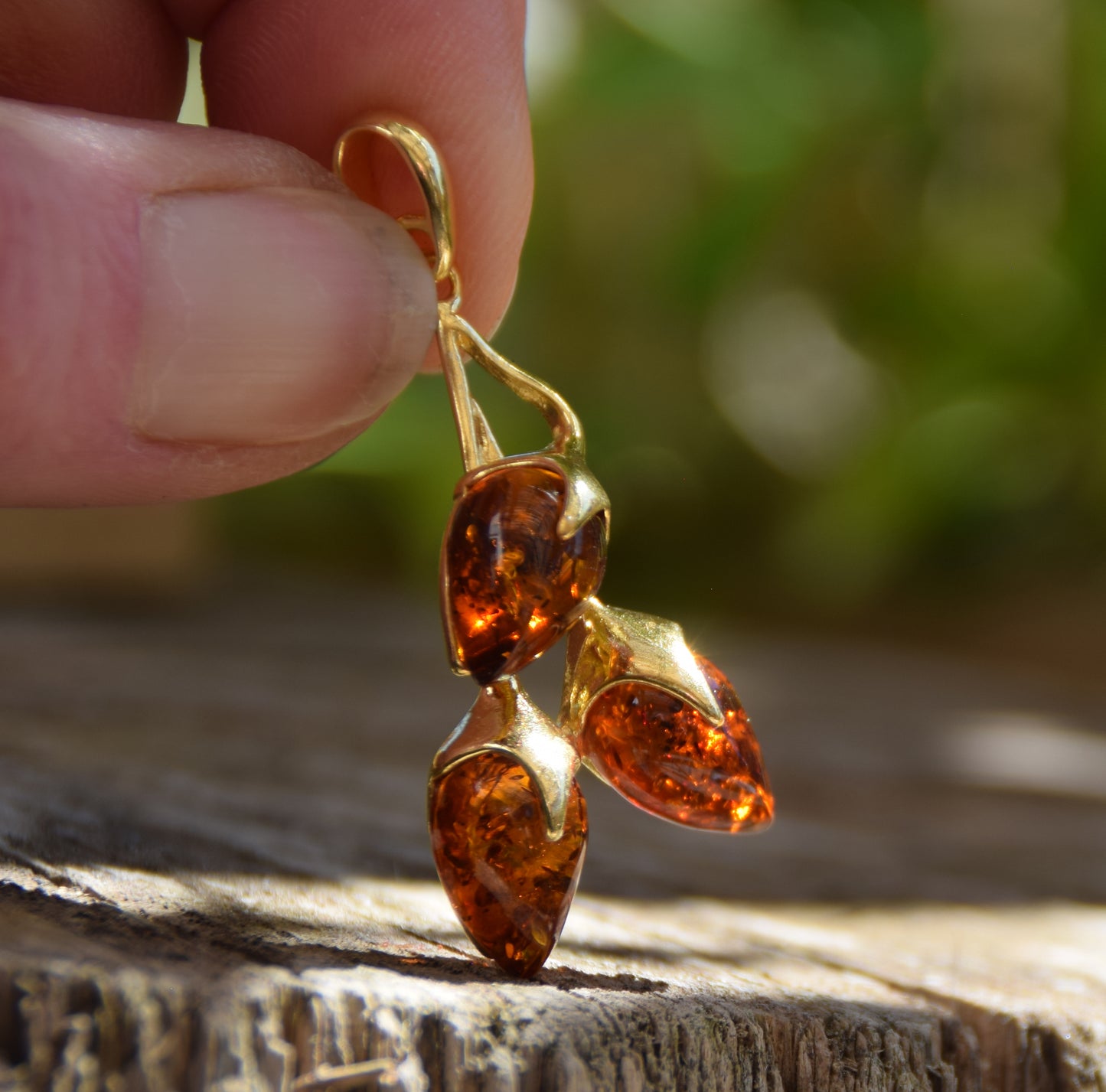 Ciondolo a forma di ramo con Ambra naturale color cognac e Argento 925 placcato in Oro 18k, MJ Baltica, BZW098