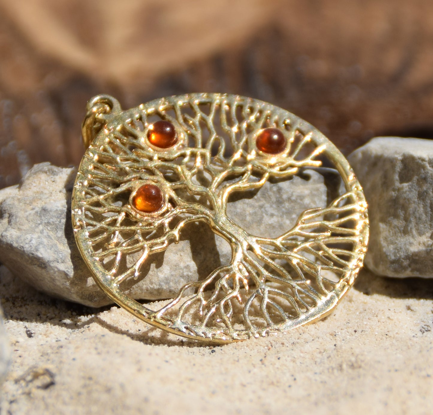 Ciondolo con albero della vita in Ambra naturale color cognac e Argento 925 placcato in Oro 18k, MJ Baltica, BZW101