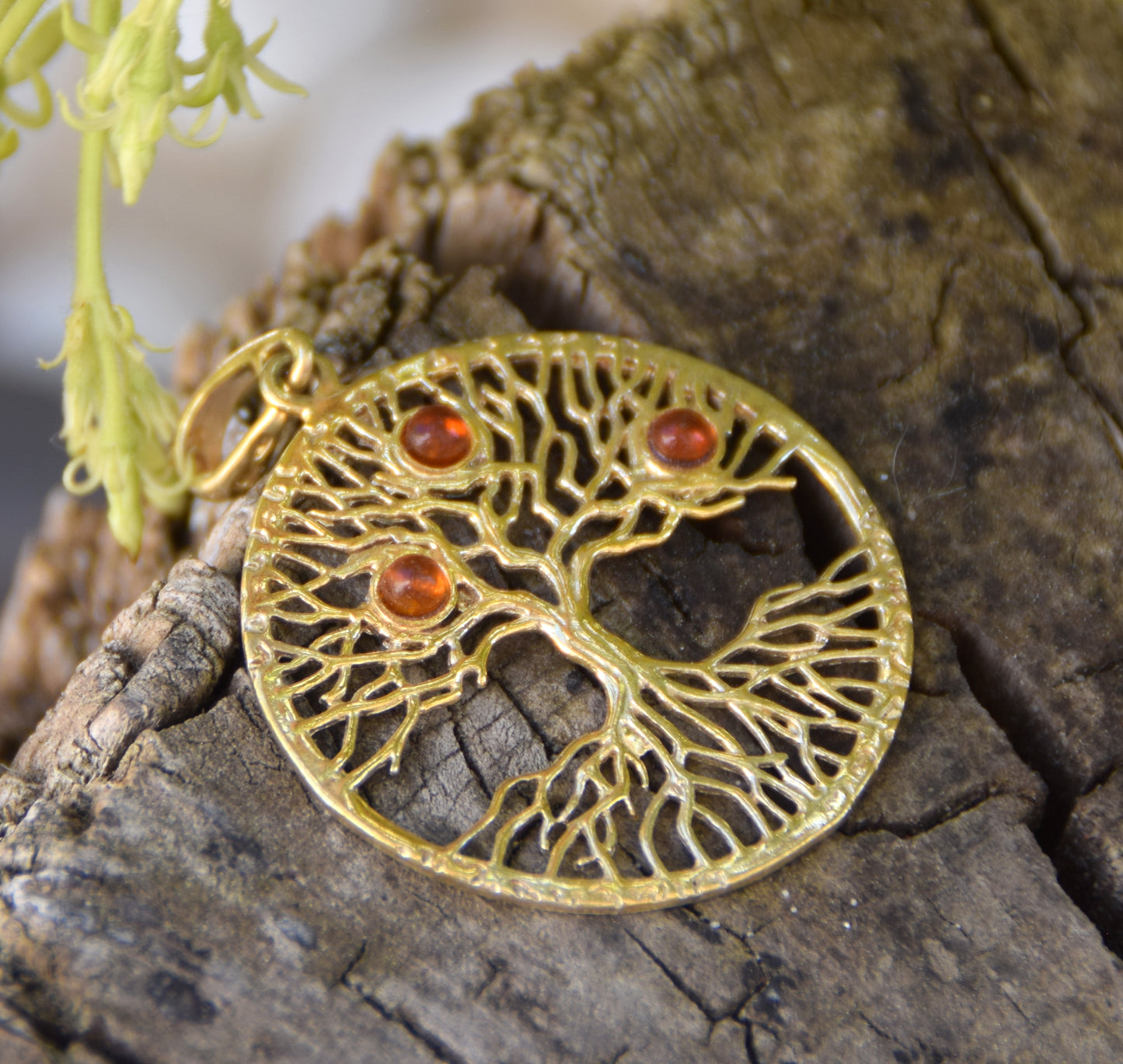Ciondolo con albero della vita in Ambra naturale color cognac e Argento 925 placcato in Oro 18k, MJ Baltica, BZW101