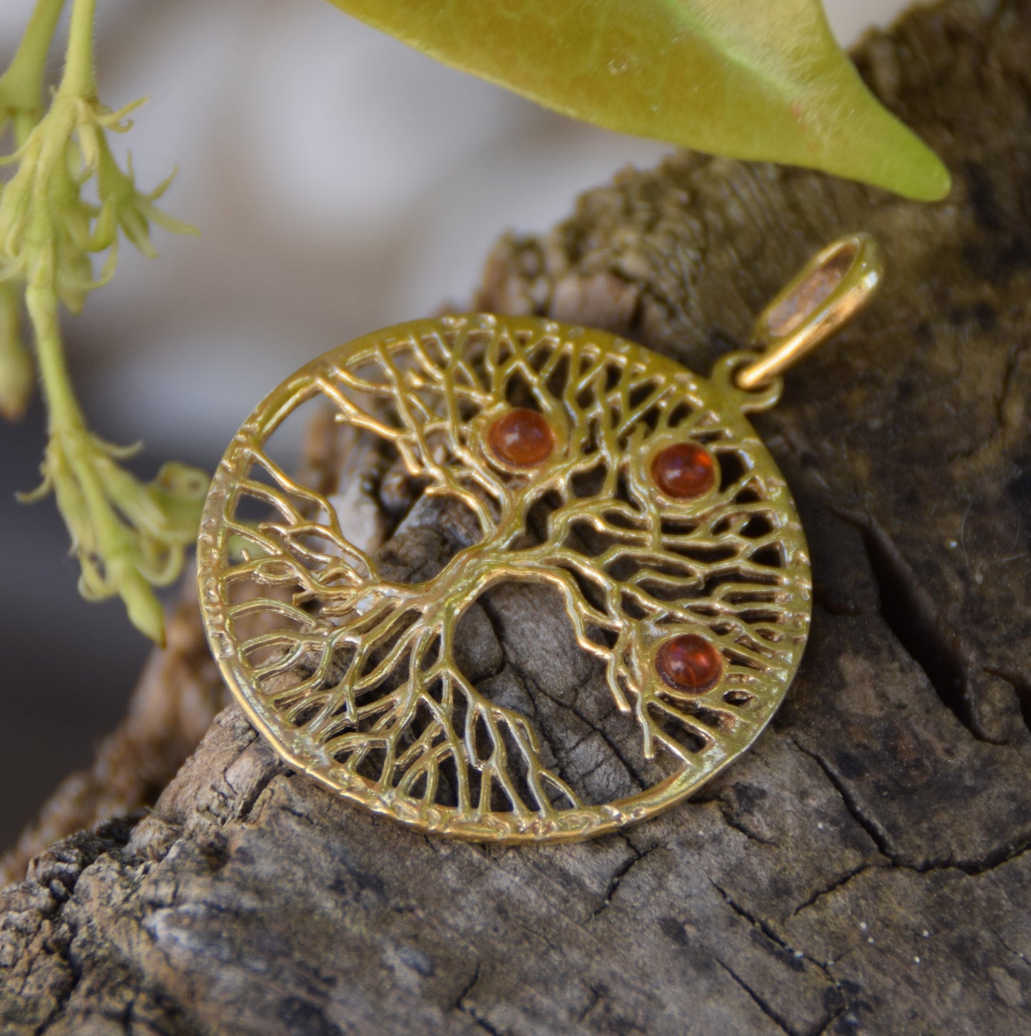 Ciondolo con albero della vita in Ambra naturale color cognac e Argento 925 placcato in Oro 18k, MJ Baltica, BZW101