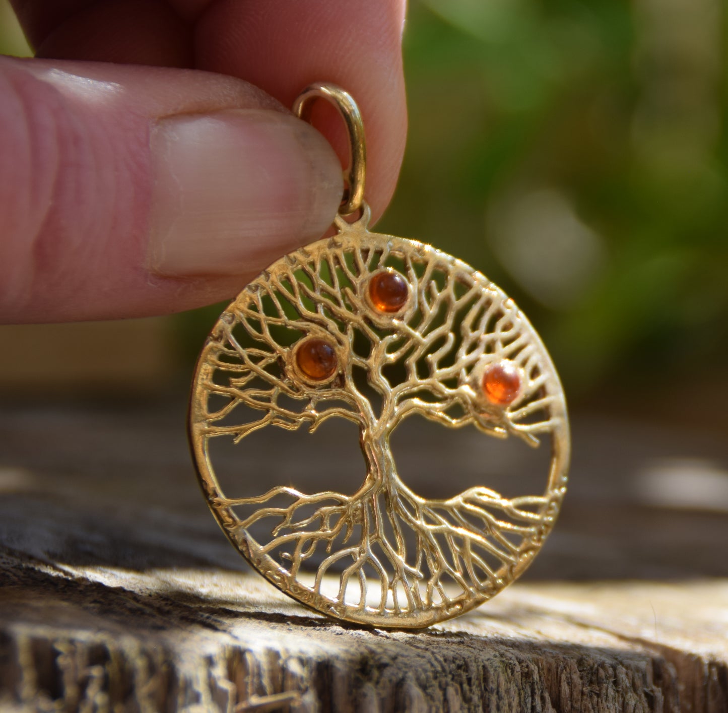 Ciondolo con albero della vita in Ambra naturale color cognac e Argento 925 placcato in Oro 18k, MJ Baltica, BZW101