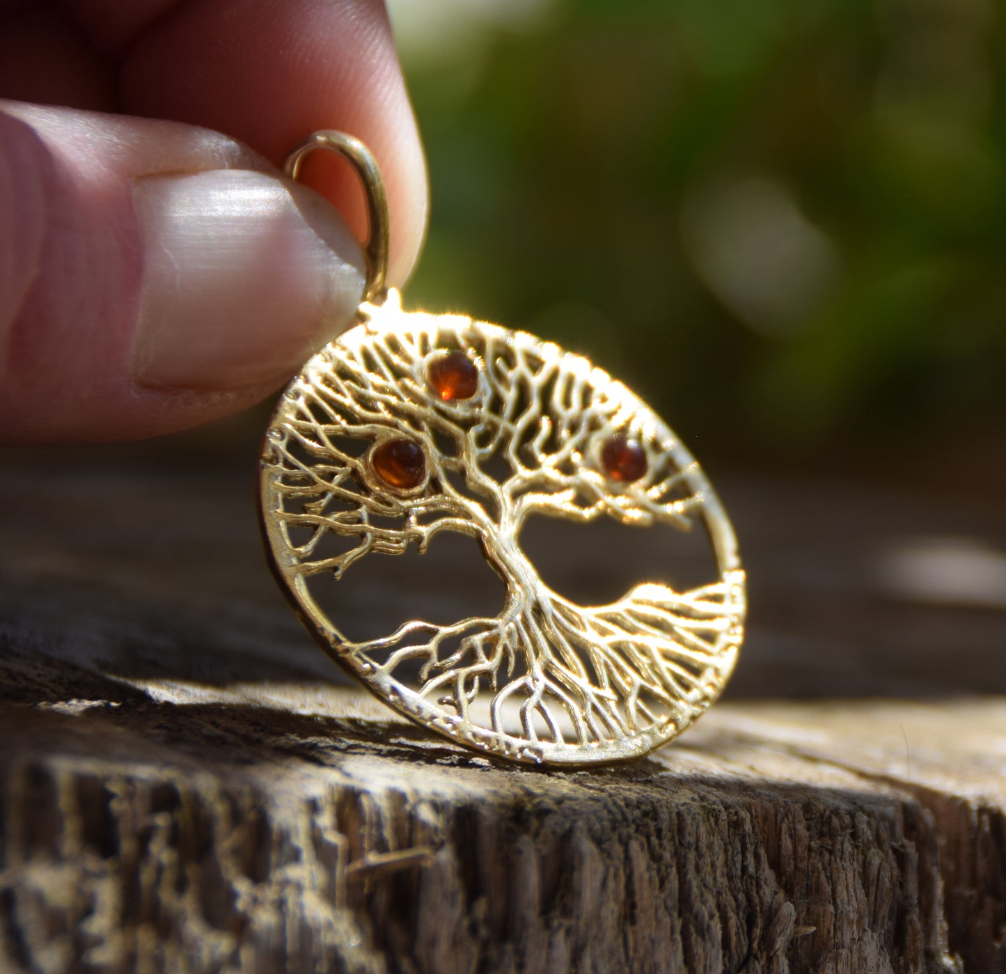 Ciondolo con albero della vita in Ambra naturale color cognac e Argento 925 placcato in Oro 18k, MJ Baltica, BZW101