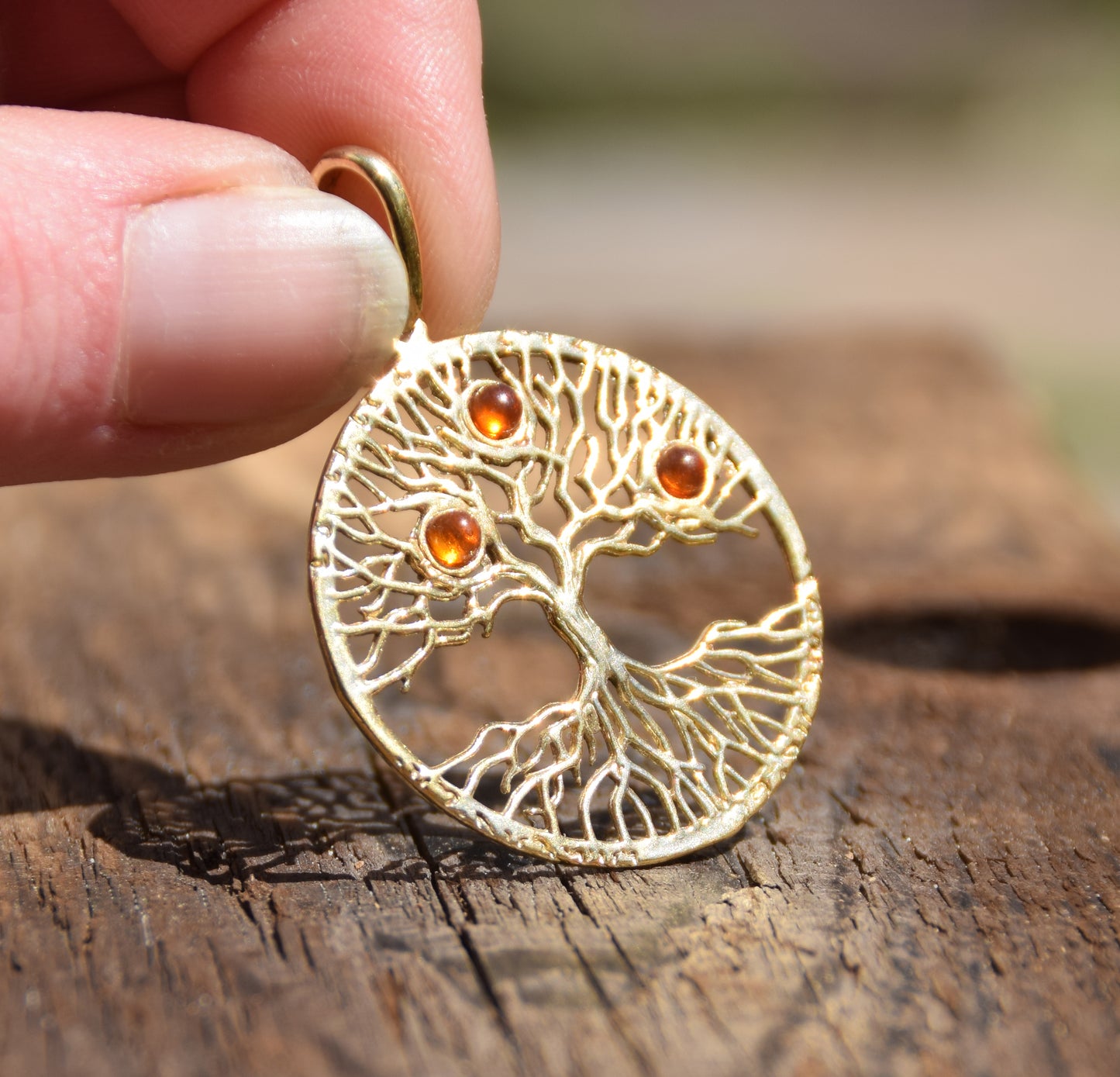 Ciondolo con albero della vita in Ambra naturale color cognac e Argento 925 placcato in Oro 18k, MJ Baltica, BZW101
