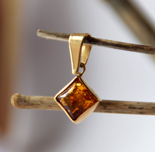 MJ Baltica, pendant, natural Amber, Silver, Gold plated, handcrafted, rhombus, unisex, BZW108