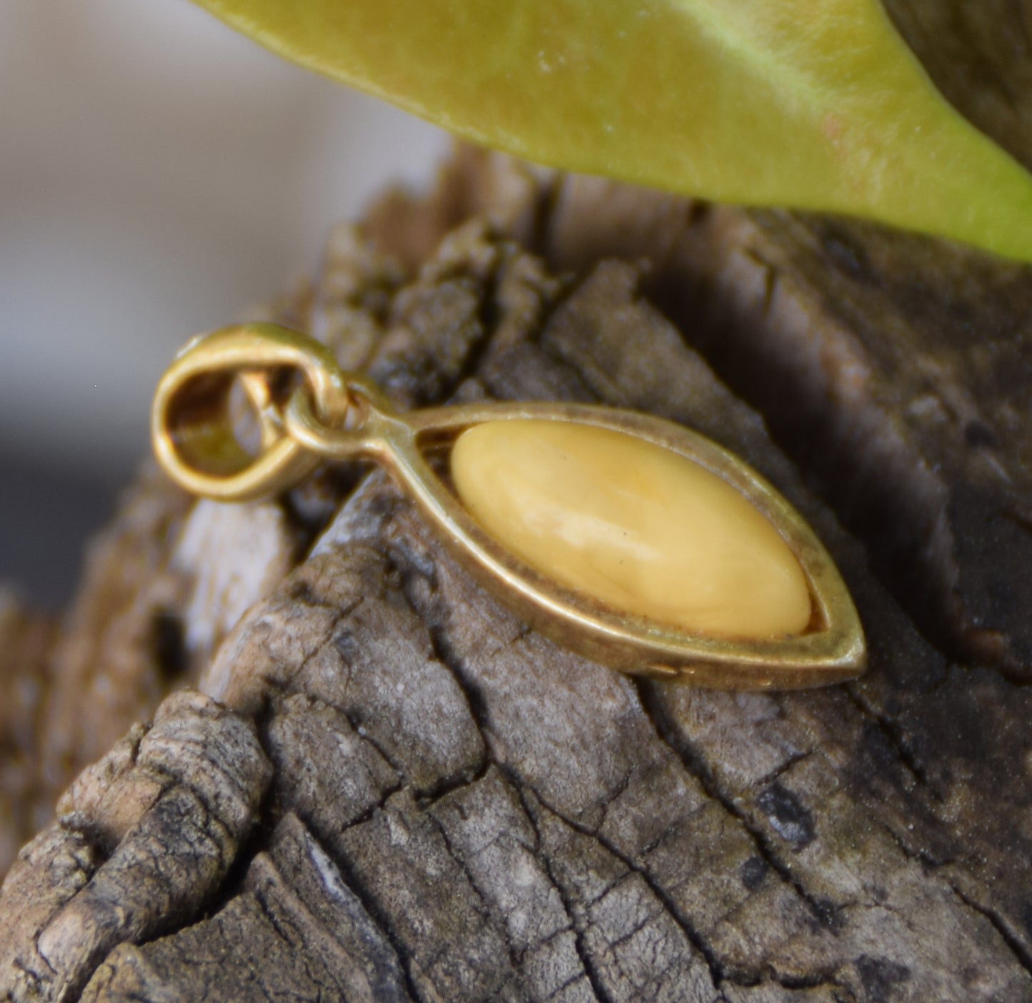 Delicato ciondolo con Ambra naturale imperiale e Argento 925 placcato in Oro 18k, MJ Baltica, BZW111