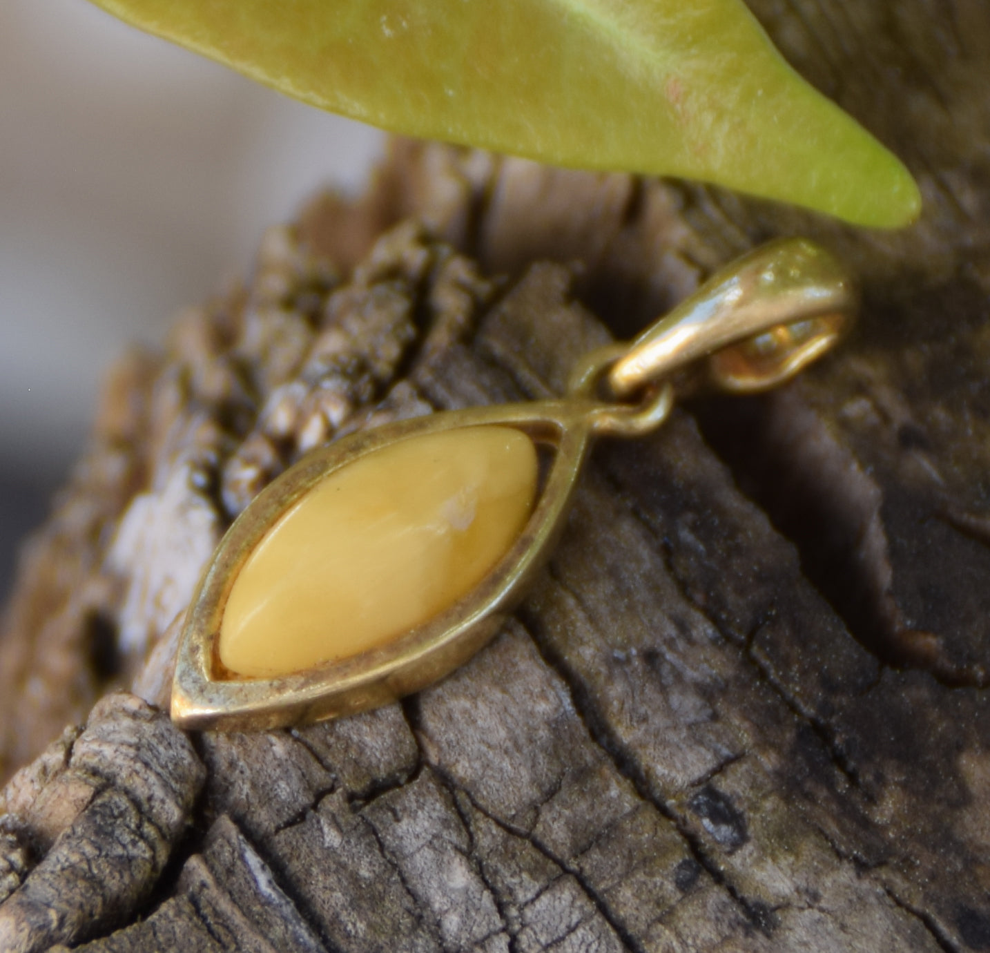 Delicato ciondolo con Ambra naturale imperiale e Argento 925 placcato in Oro 18k, MJ Baltica, BZW111