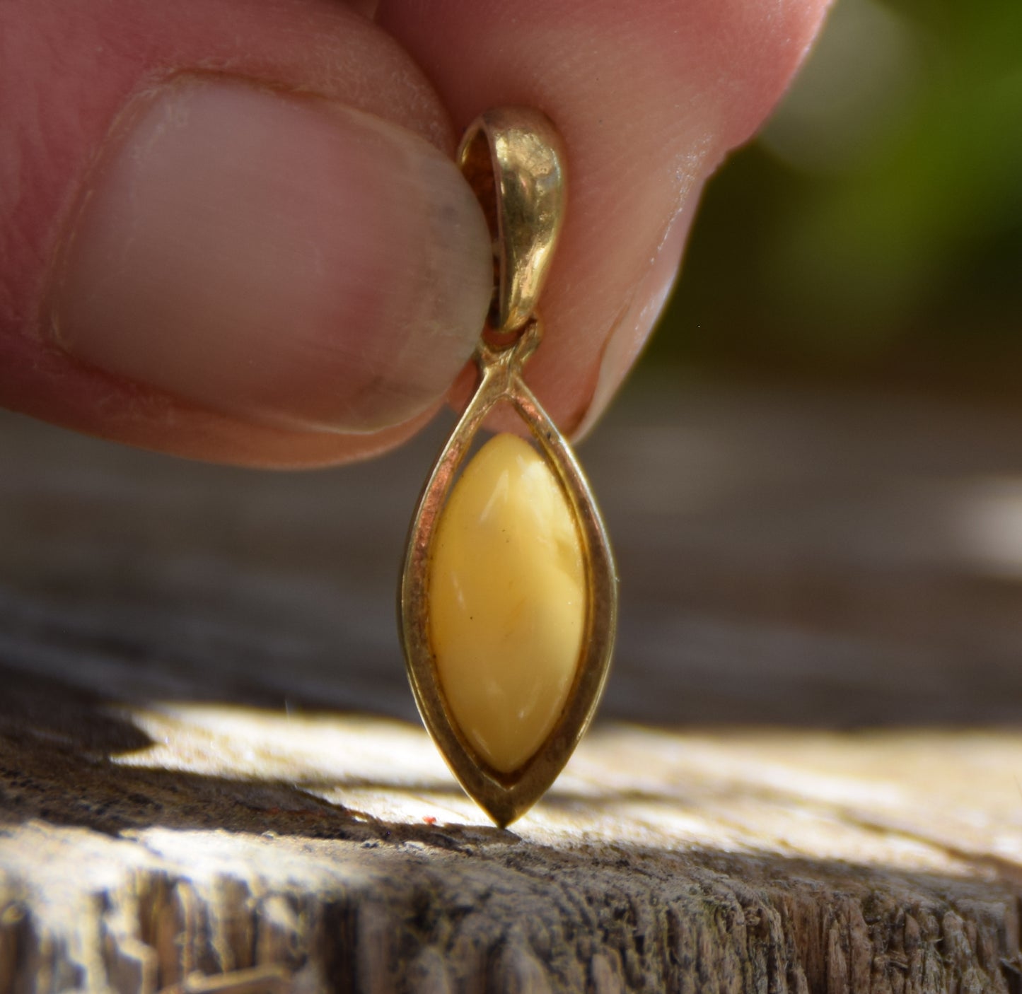 Delicato ciondolo con Ambra naturale imperiale e Argento 925 placcato in Oro 18k, MJ Baltica, BZW111