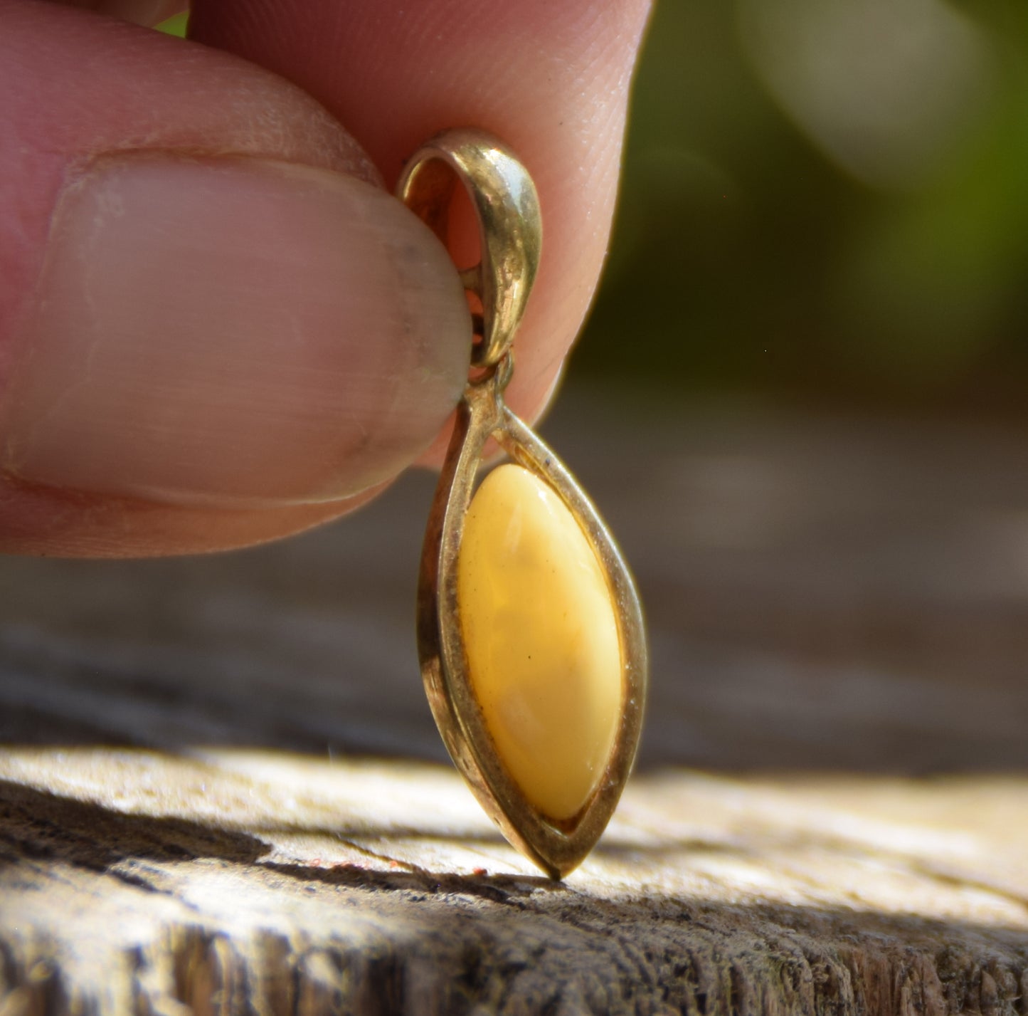 Delicato ciondolo con Ambra naturale imperiale e Argento 925 placcato in Oro 18k, MJ Baltica, BZW111
