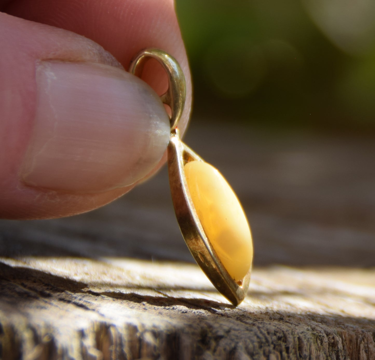 Delicato ciondolo con Ambra naturale imperiale e Argento 925 placcato in Oro 18k, MJ Baltica, BZW111