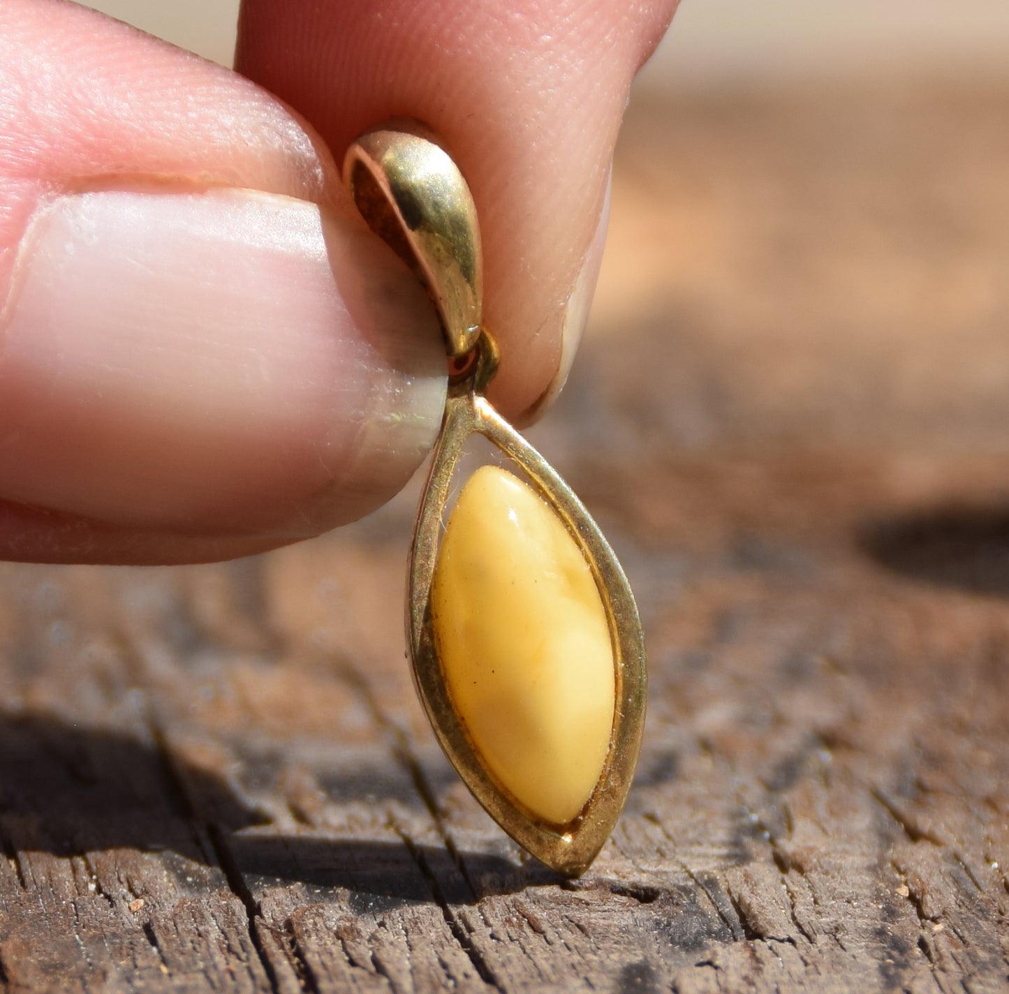 Delicato ciondolo con Ambra naturale imperiale e Argento 925 placcato in Oro 18k, MJ Baltica, BZW111