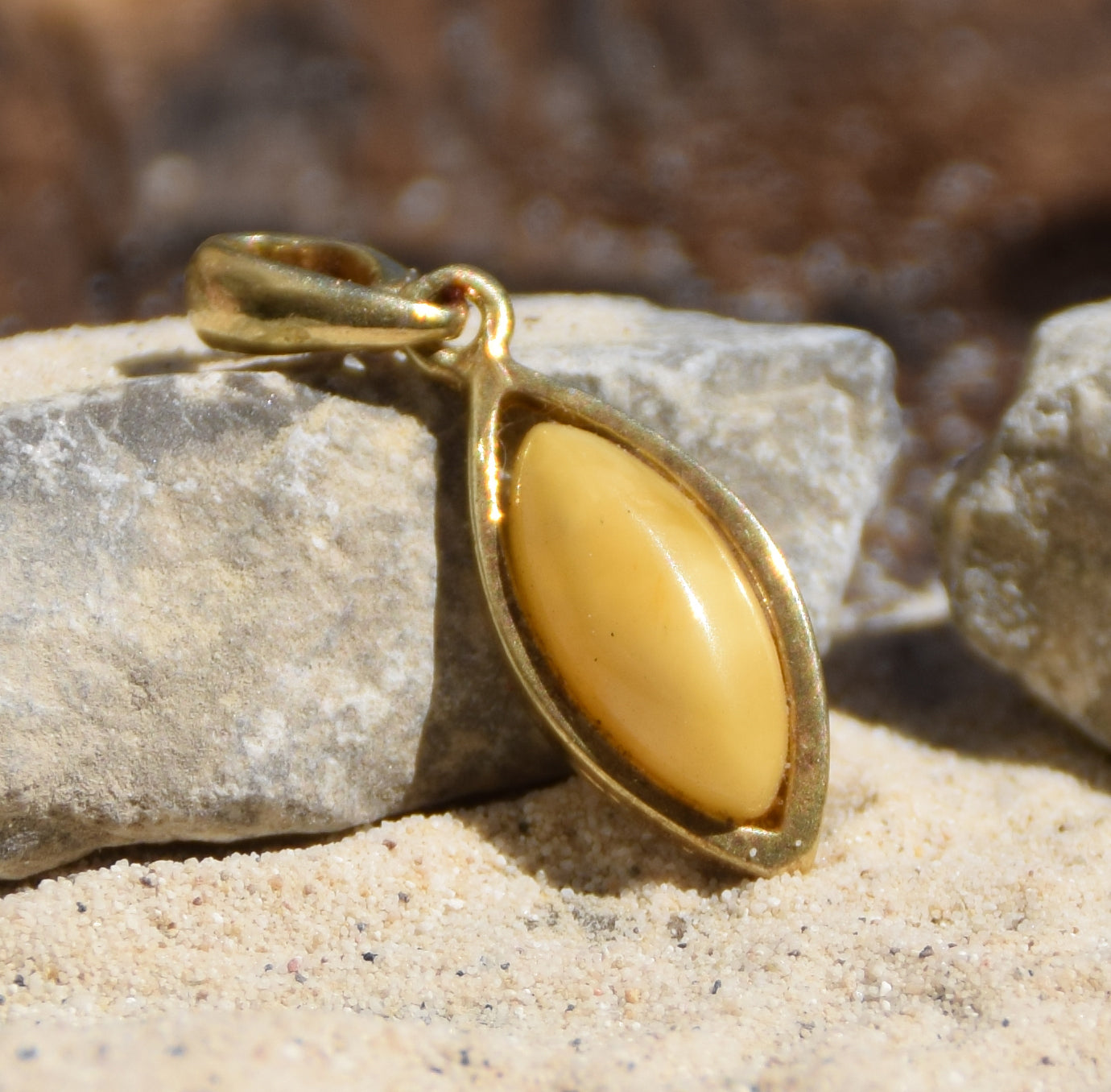 Delicato ciondolo con Ambra naturale imperiale e Argento 925 placcato in Oro 18k, MJ Baltica, BZW111