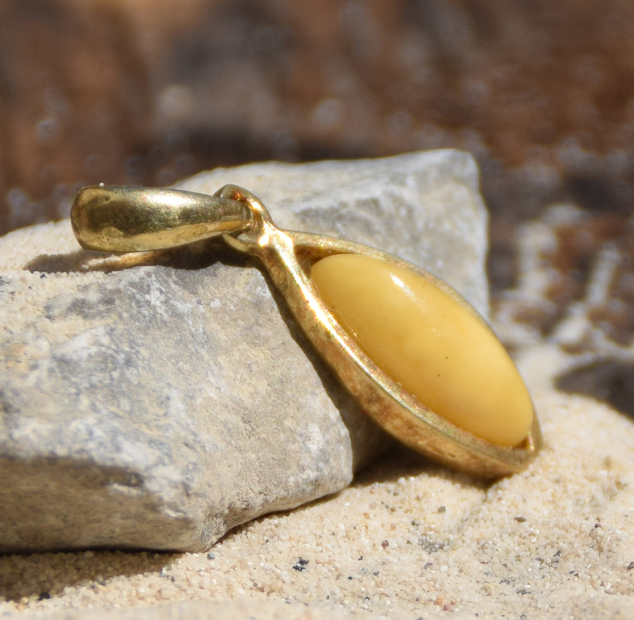 Delicato ciondolo con Ambra naturale imperiale e Argento 925 placcato in Oro 18k, MJ Baltica, BZW111