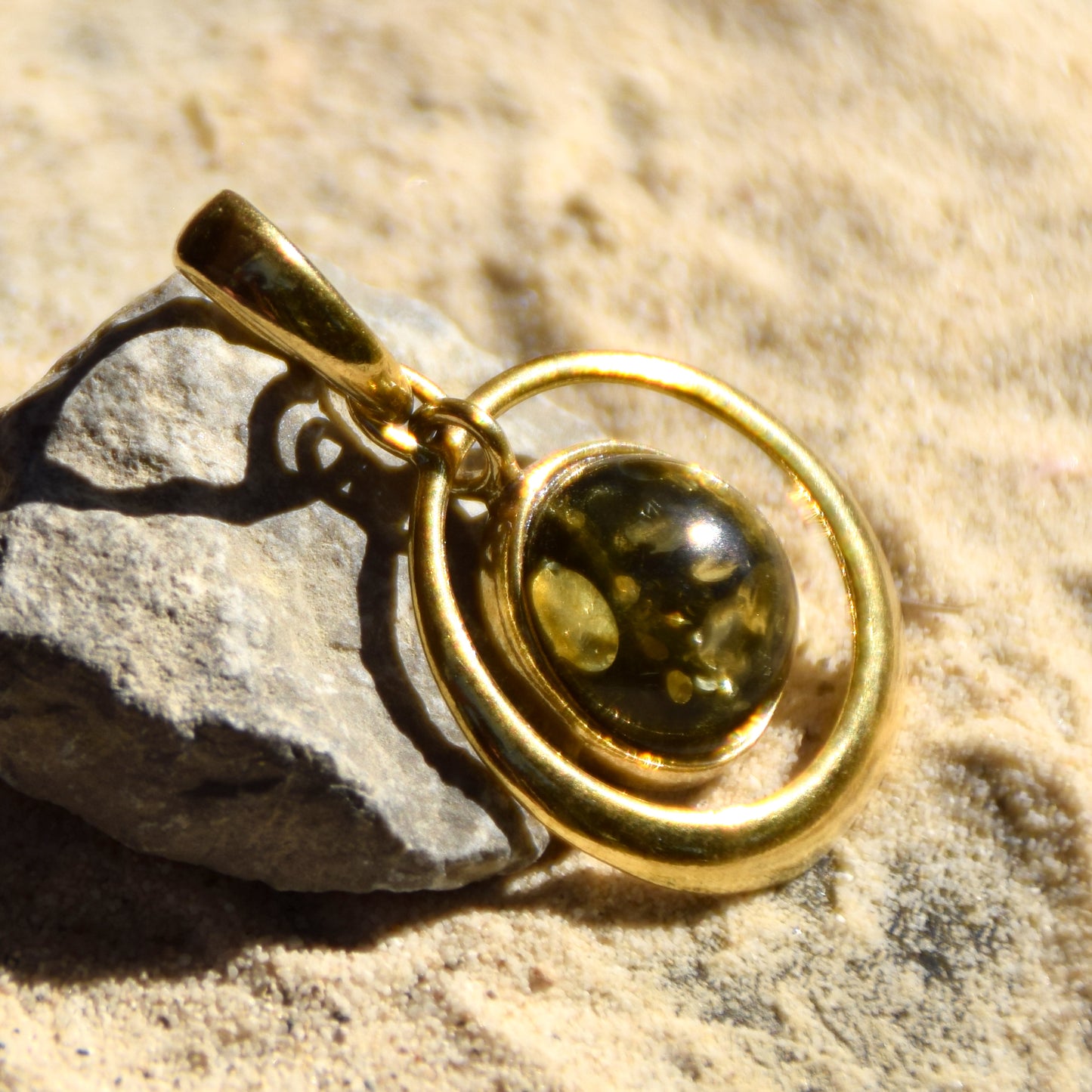 Ciondolo rotondo con Ambra naturale color verde e Argento 925 placcato in Oro 18 carati, MJ Baltica, BZW115
