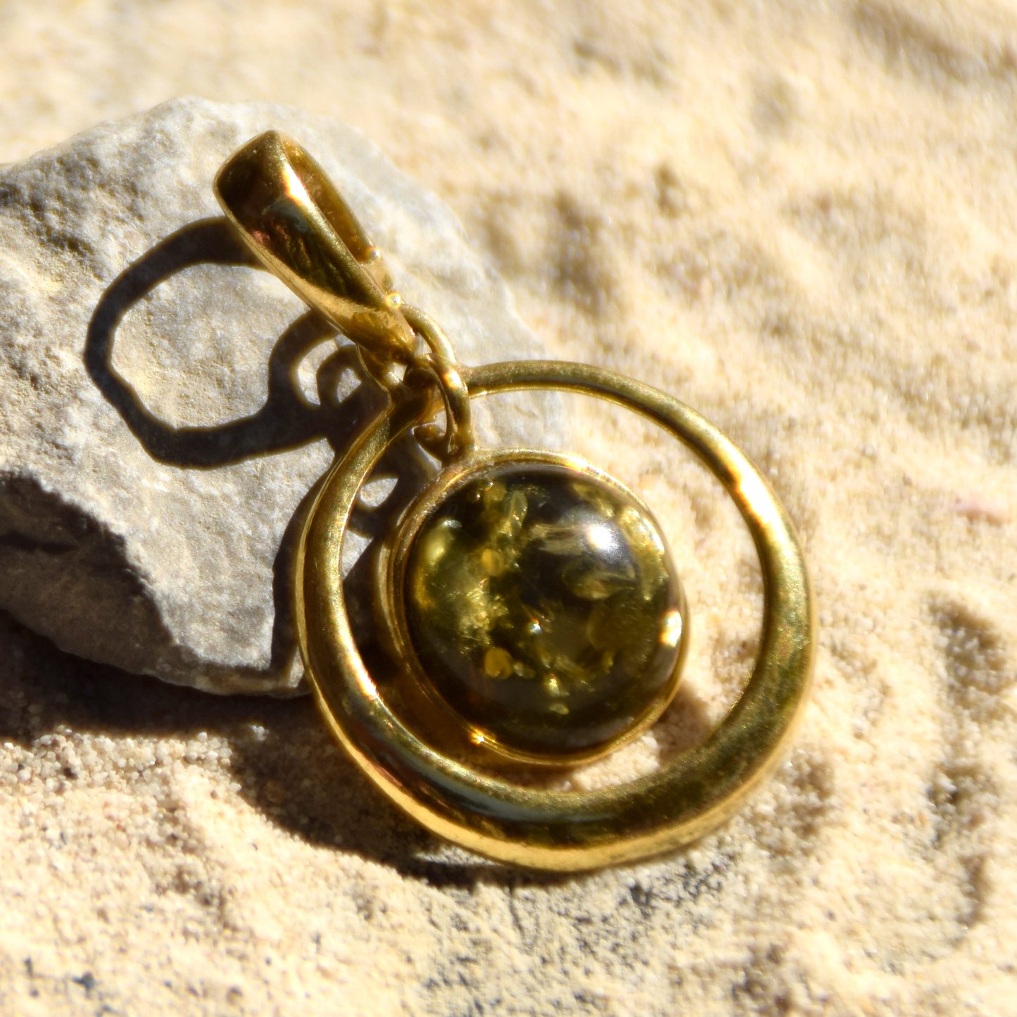 Ciondolo rotondo con Ambra naturale color verde e Argento 925 placcato in Oro 18 carati, MJ Baltica, BZW115