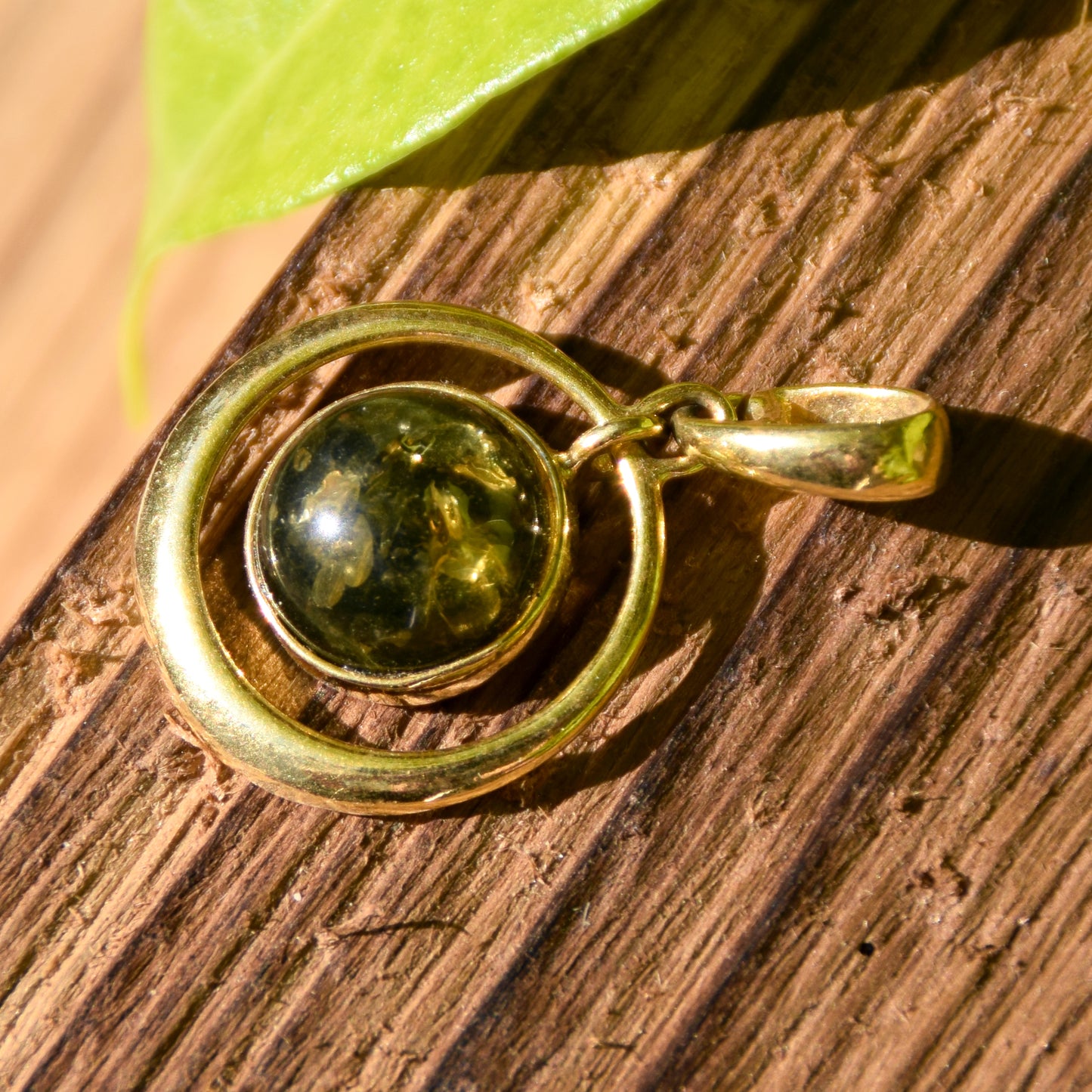 Ciondolo rotondo con Ambra naturale color verde e Argento 925 placcato in Oro 18 carati, MJ Baltica, BZW115