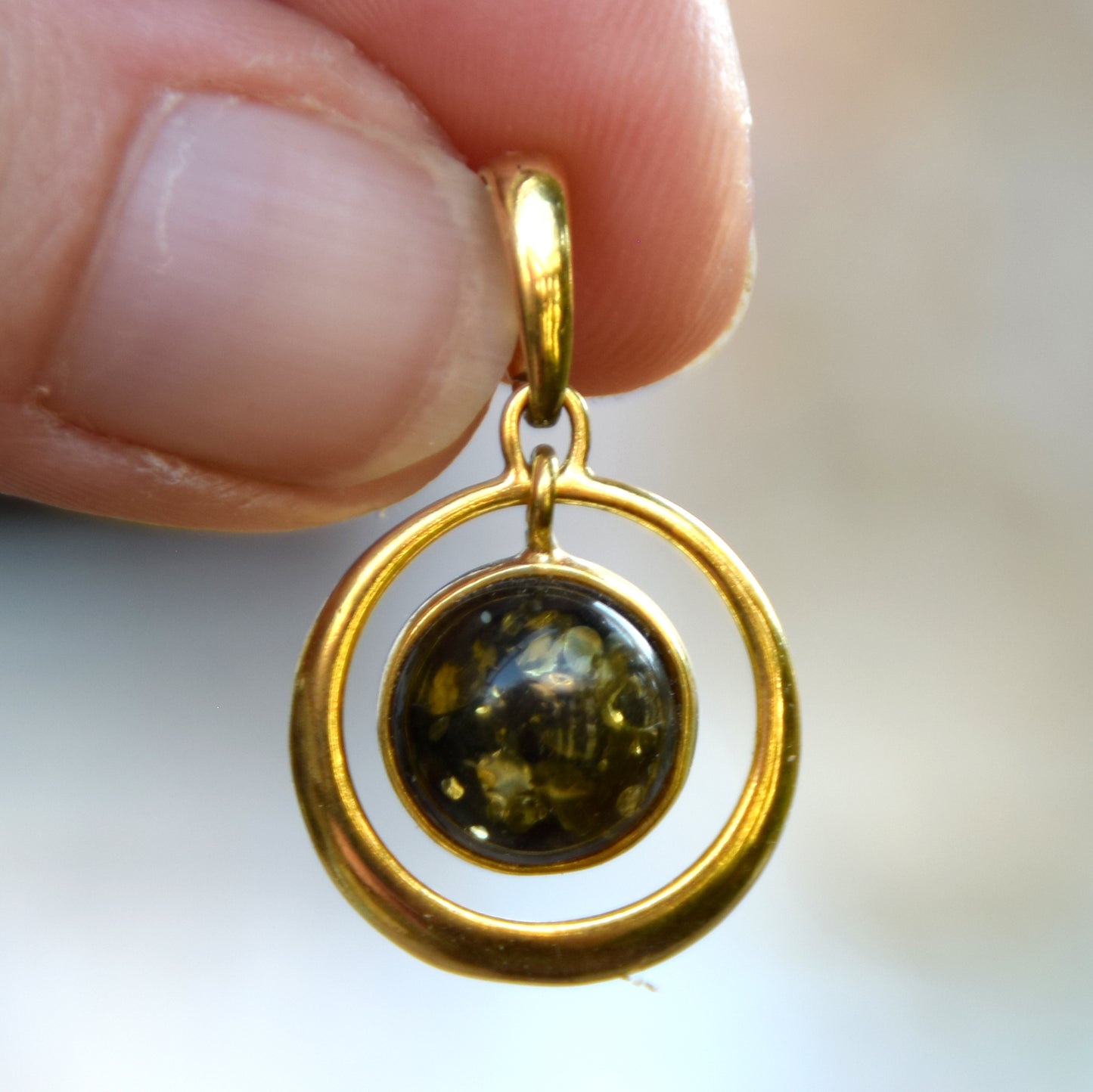 Ciondolo rotondo con Ambra naturale color verde e Argento 925 placcato in Oro 18 carati, MJ Baltica, BZW115
