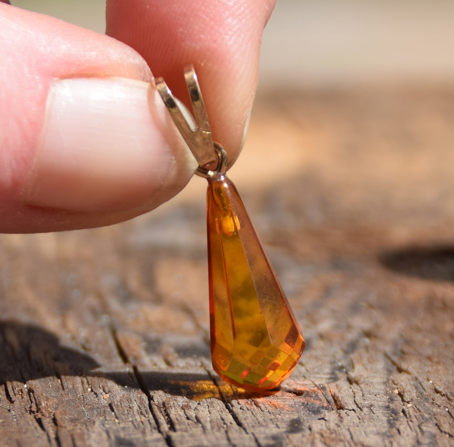 Klassischer Anhänger mit tropfenförmigem Cognac-Bernstein und 18 Karat vergoldetem Silber, MJ Baltica, BZW116